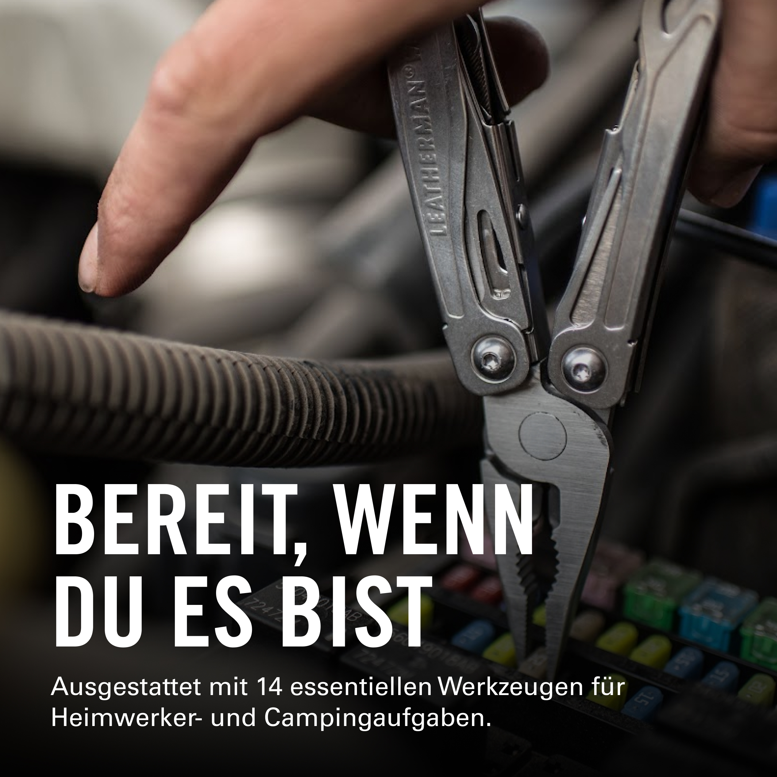 Eine Person benutzt ein Leatherman Multitool im Motorraum eines Autos, überlagert mit Werbetext.