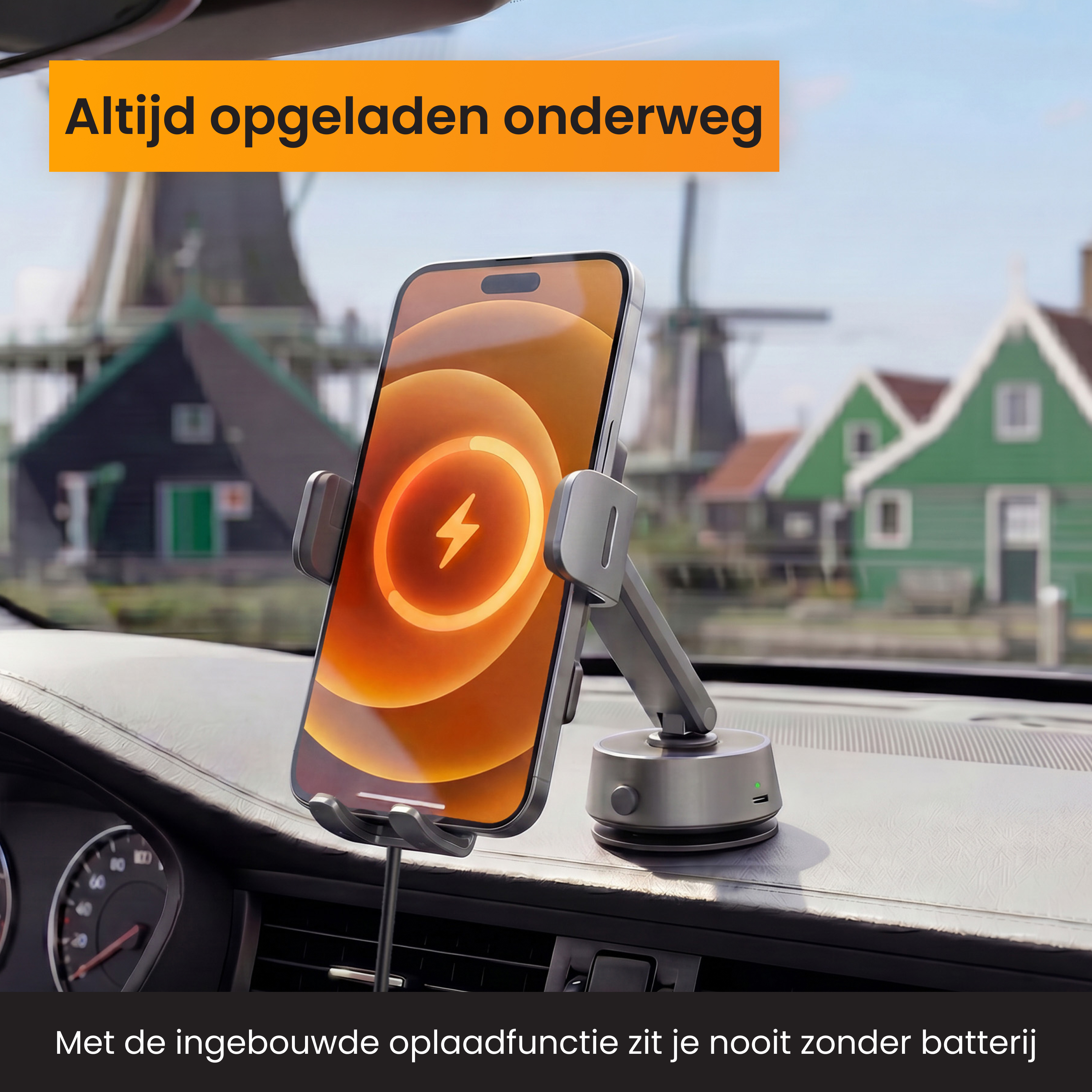 Smartphone in autohouder op het dashboard, met windmolens en groene huizen op de achtergrond.
