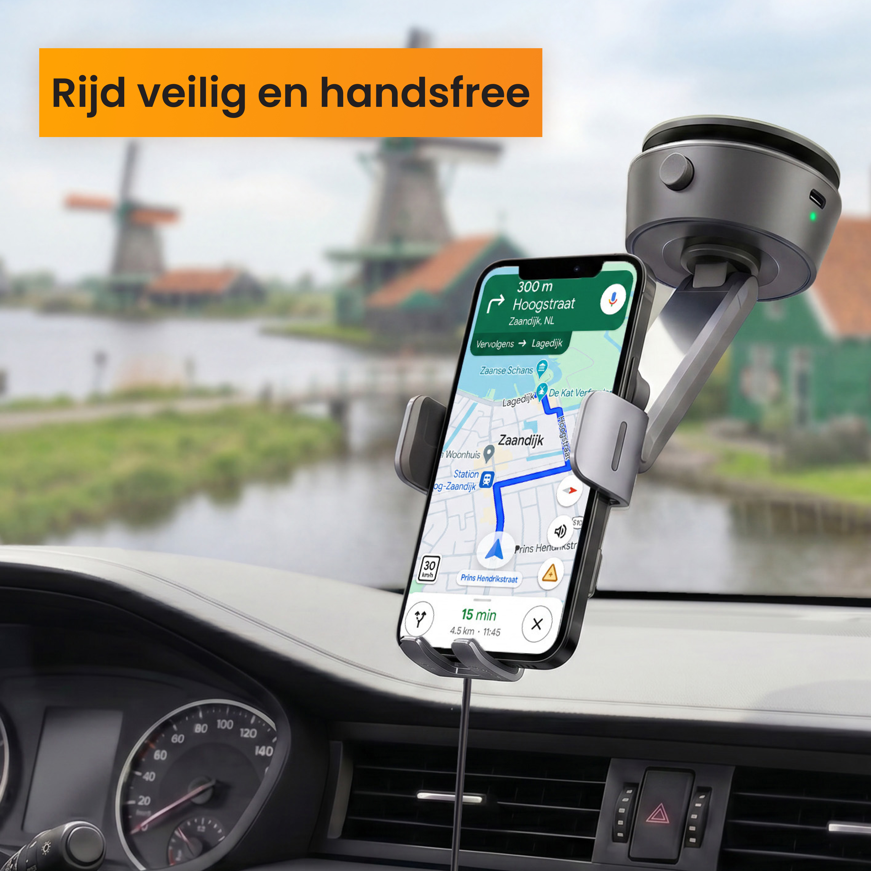 Een smartphone in een autohouder op het dashboard toont een navigatiekaart, met windmolens en een kanaal op de achtergrond.