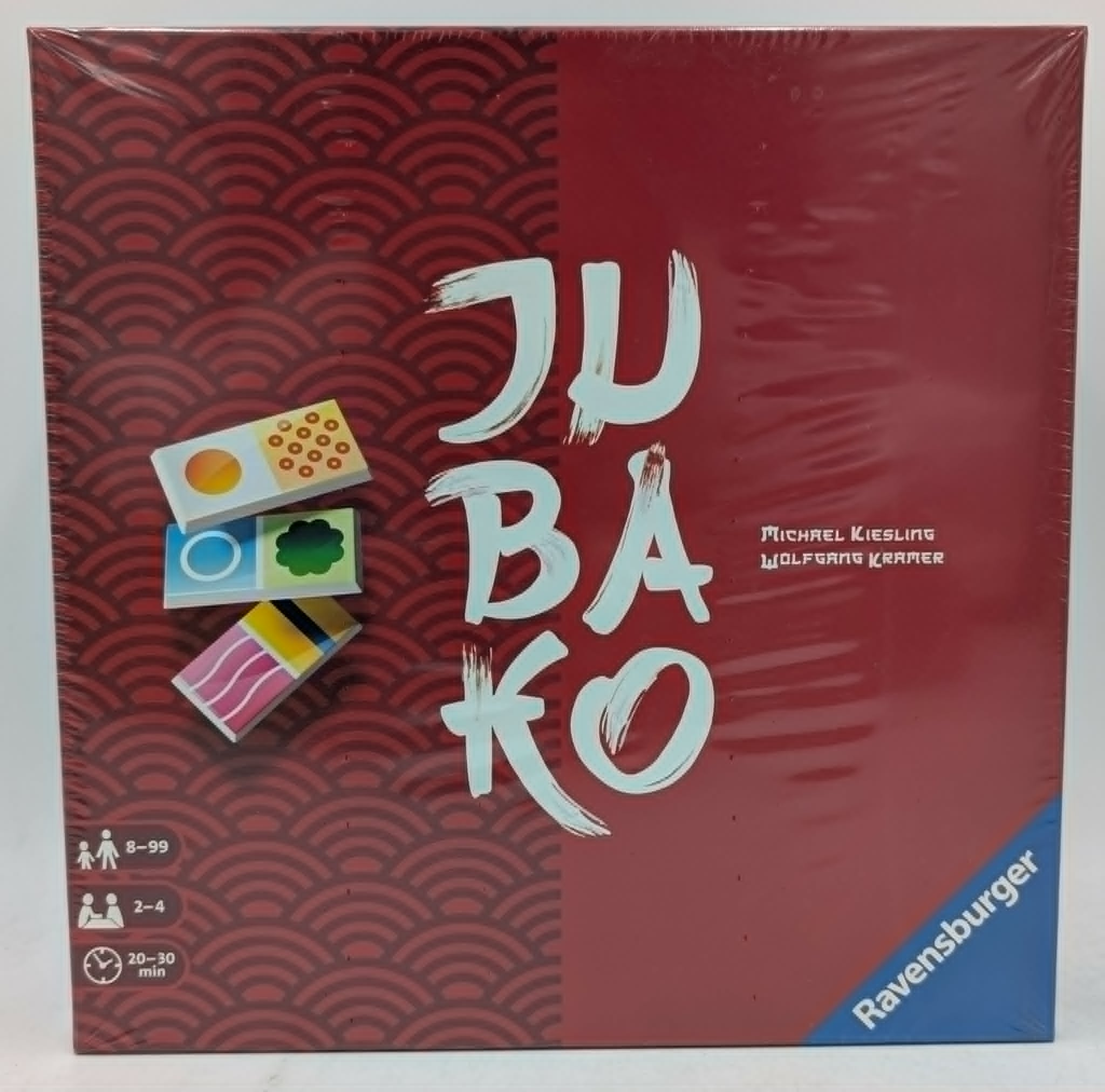 Die rote Brettspielschachtel von Ravensburger zeigt den Titel Jubako in großen, weißen, pinselstrichartigen Buchstaben.