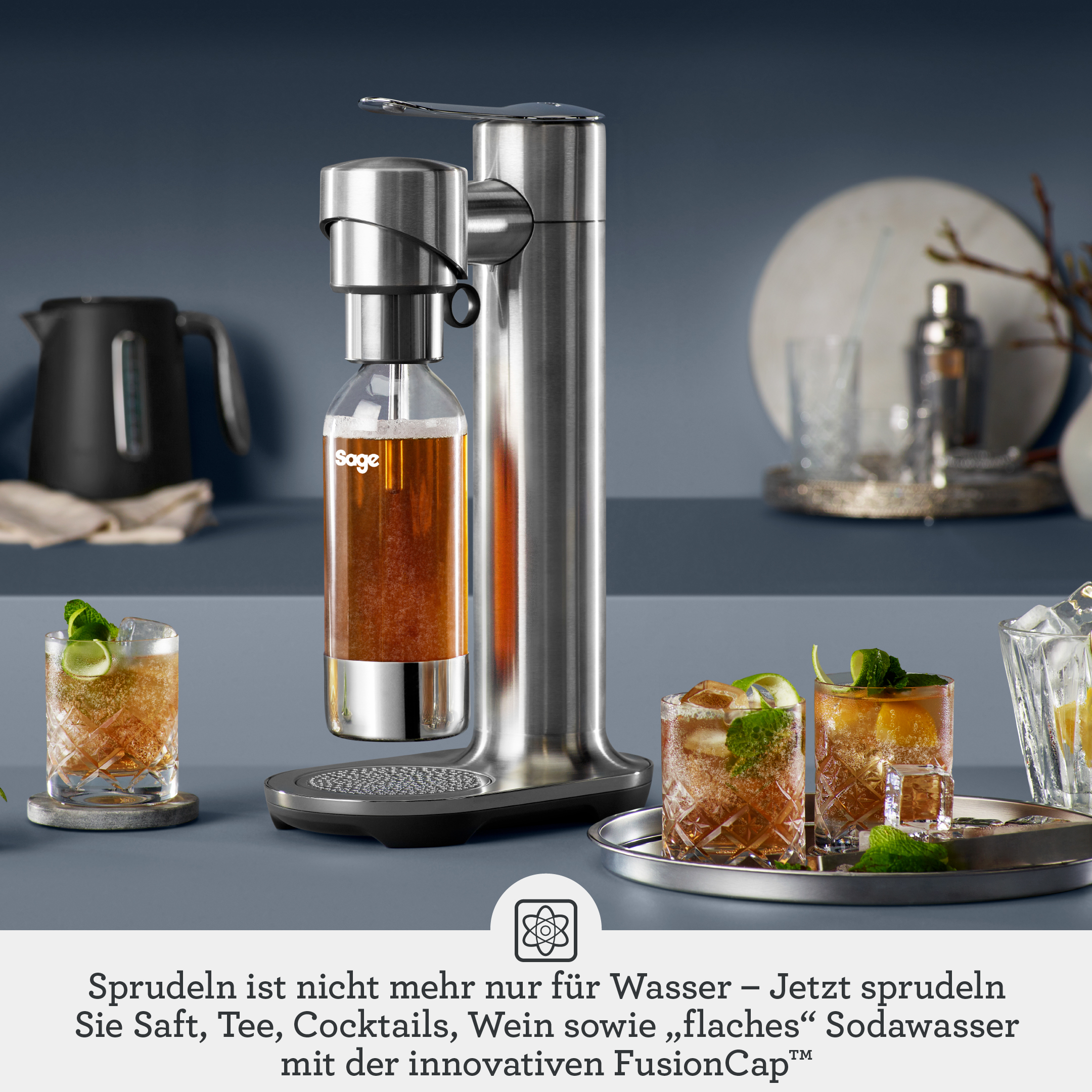 Ein Edelstahl-Wassersprudler mit einer Glasflasche voller bernsteinfarbener Flüssigkeit, umgeben von Drinks.