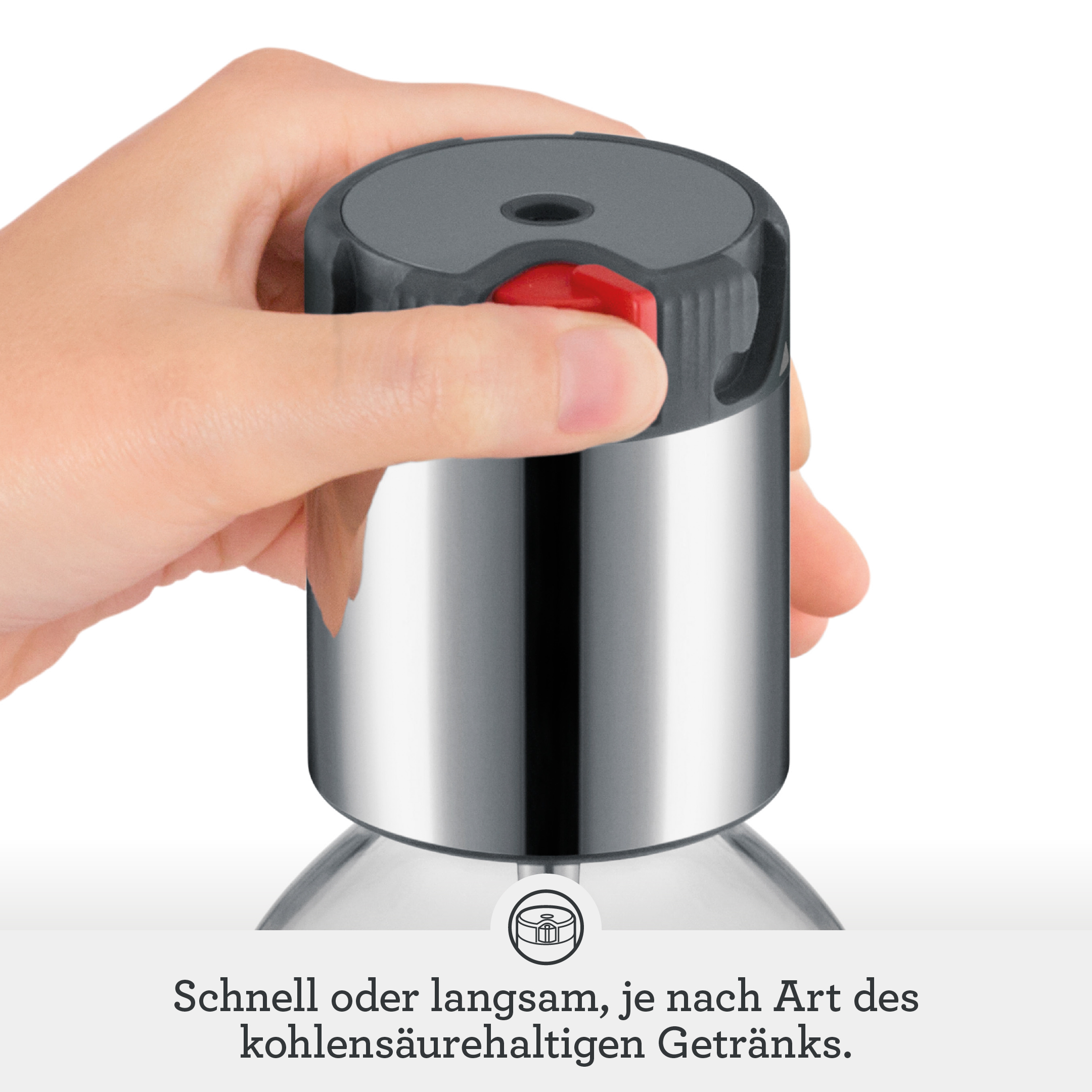 Eine Hand hält den grauen, zylindrischen Verschluss einer Glasflasche auf weißem Hintergrund mit Text unten.