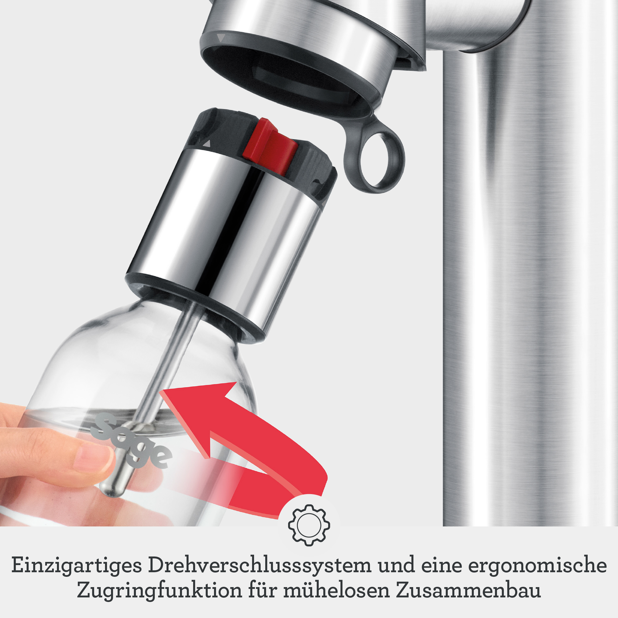 Eine Hand schraubt eine Glasflasche mit einem roten Pfeil in einen Edelstahl-Wassersprudler.