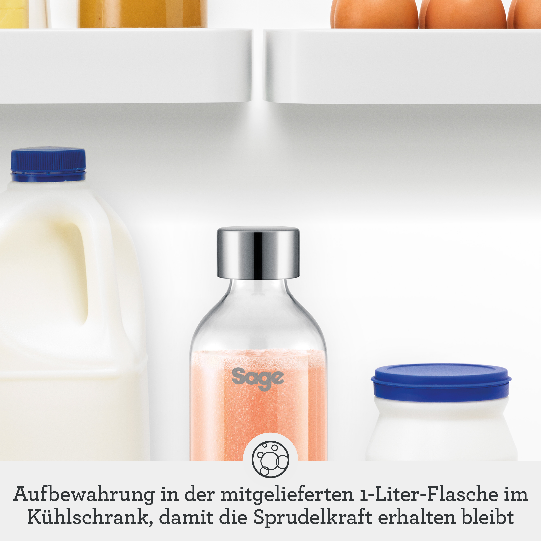 Milchflasche, Sage-Glasflasche mit pinker Flüssigkeit und ein Glasbehälter stehen auf einem weißen Kühlschrankregal.