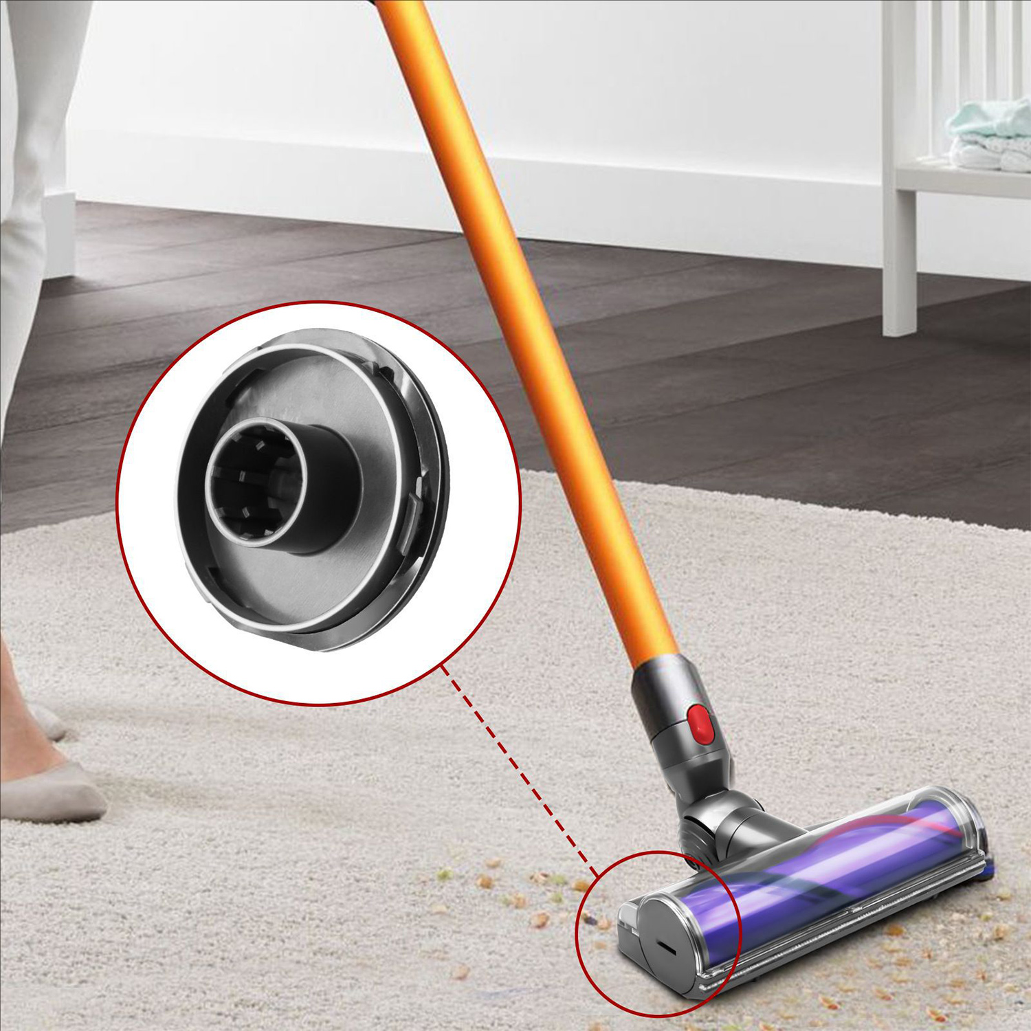 Un aspirapolvere pulisce un tappeto chiaro con un'immagine circolare inserita che mostra un componente.