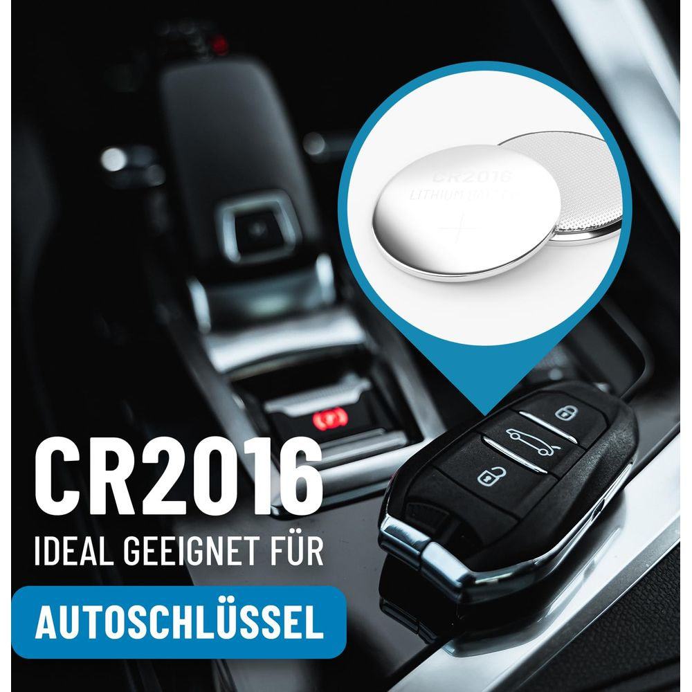 Batterie al litio CR2016 in un inserto circolare sopra la chiave di un'auto su una console con testo.