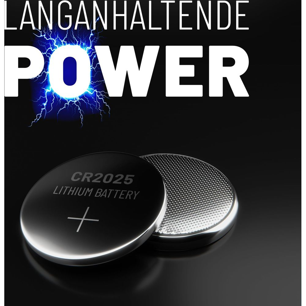 Due batterie a bottone al litio CR2025 su sfondo nero con scintille elettriche blu.