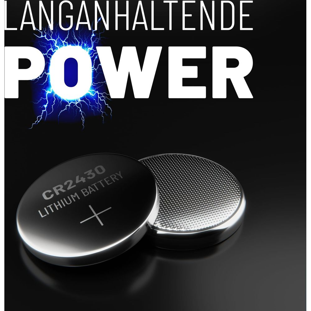 Due batterie a bottone al litio CR2430 su sfondo scuro con scintille elettriche blu e testo in tedesco.