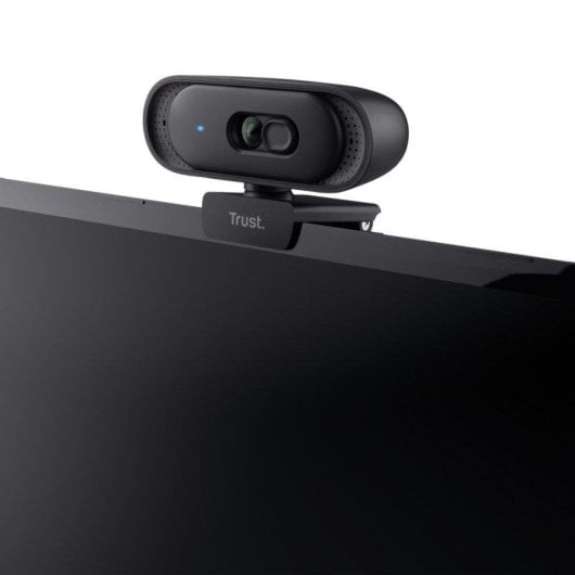 Eine schwarze Trust-Webcam ist auf einem Computermonitor montiert.