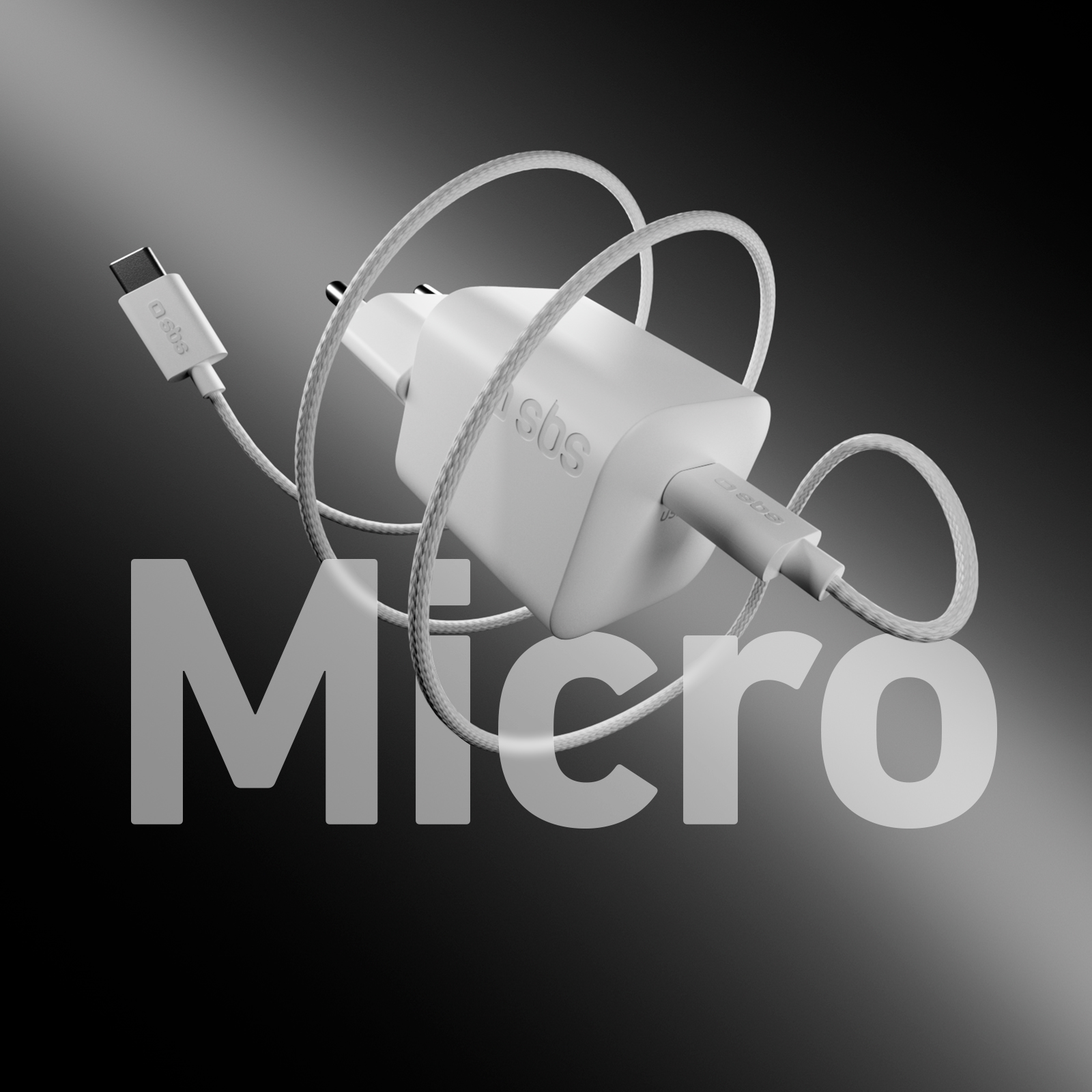 Un cargador blanco SBS con cable flota sobre un fondo oscuro con la palabra Micro.