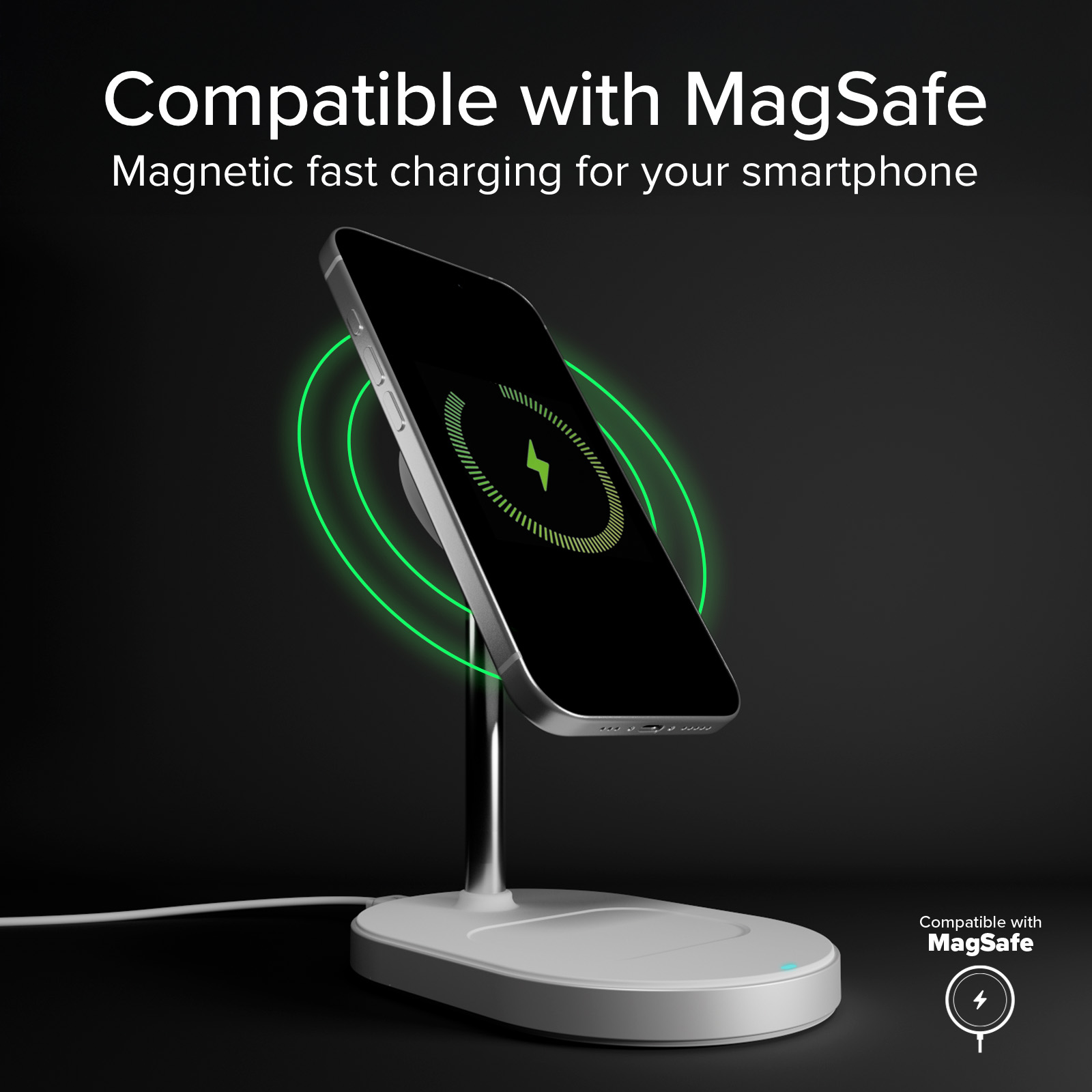 Un teléfono inteligente cargándose magnéticamente en un soporte MagSafe blanco y plateado con fondo oscuro.