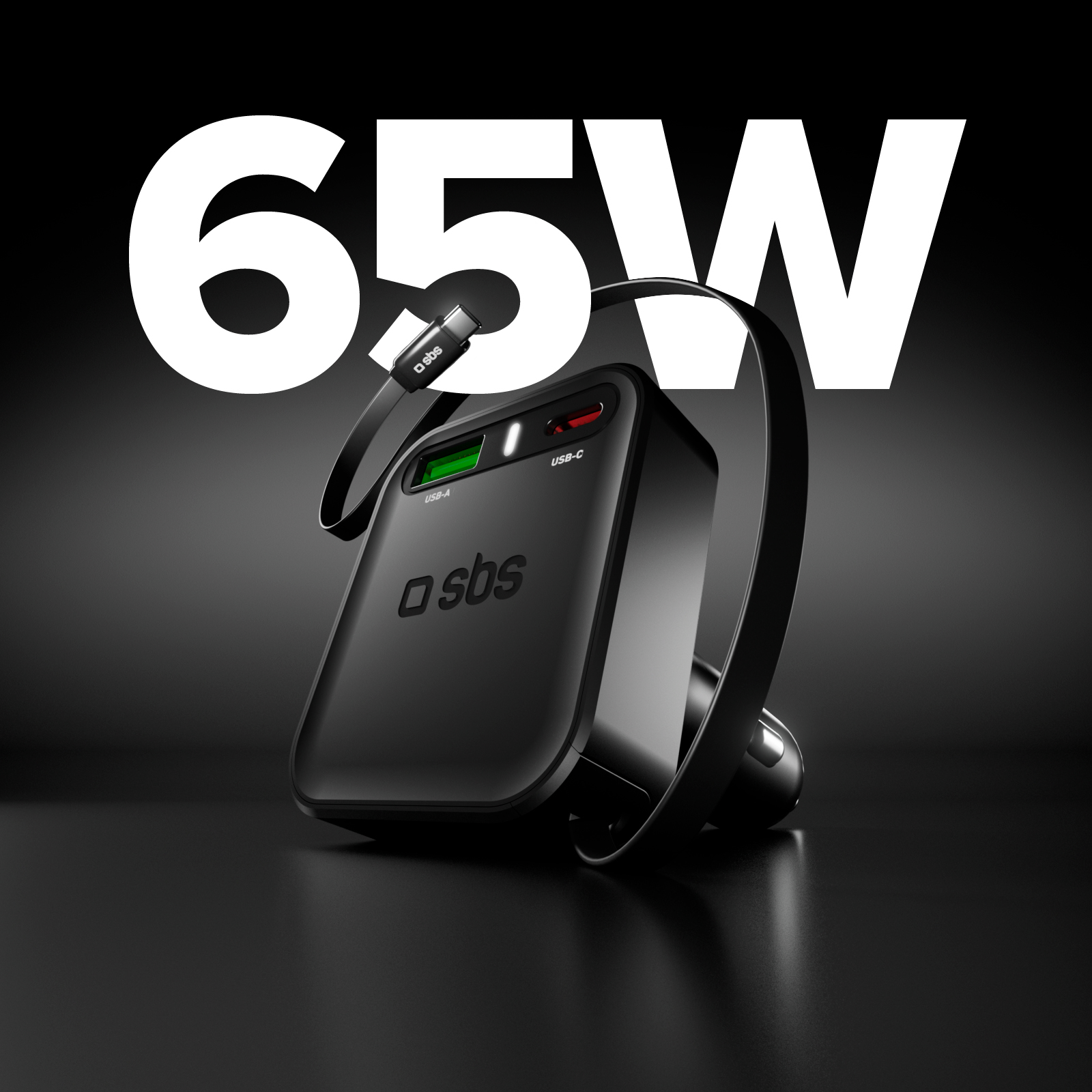 Un caricabatterie per auto SBS 65W nero con porte USB-A e USB-C si trova su una superficie scura con sfondo testuale.
