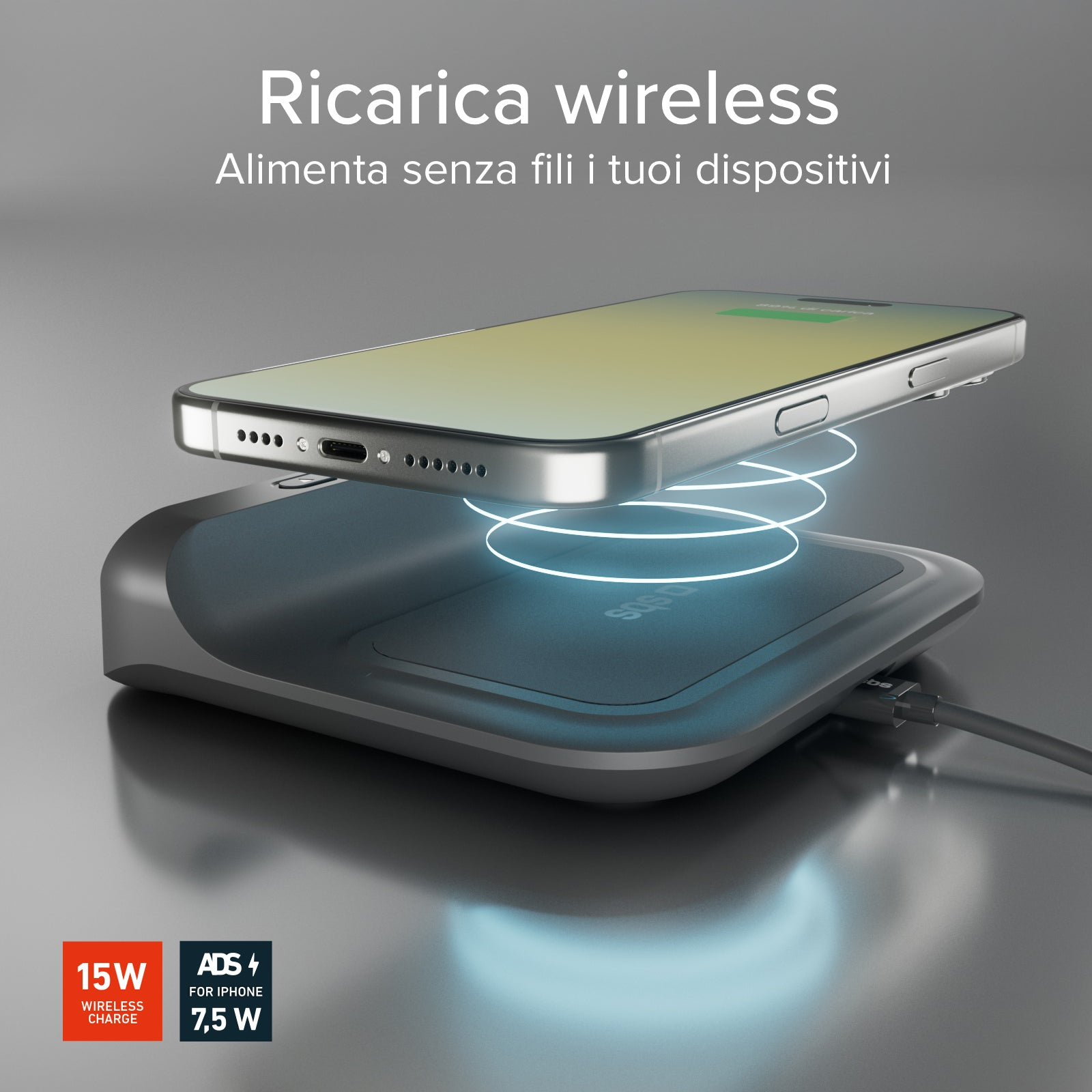 Un teléfono inteligente se carga de forma inalámbrica en una base de carga gris.