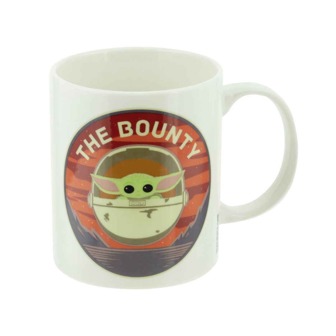 Eine weiße Kaffeetasse mit einer Illustration von Grogu aus Star Wars und der Aufschrift "The Bounty".