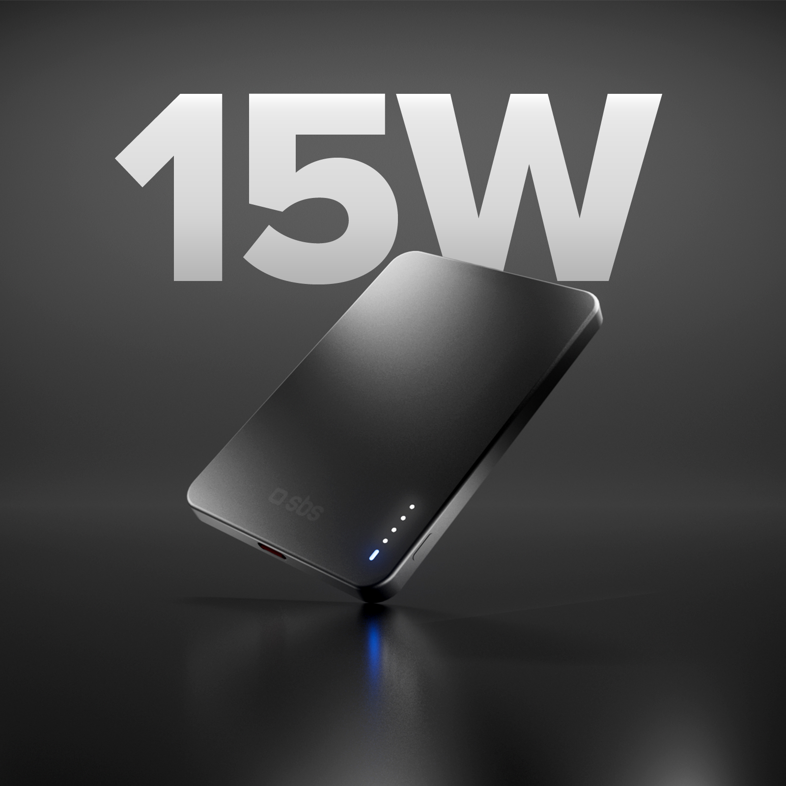 Una batería externa negra sobre fondo oscuro con el texto grande en blanco 15W.