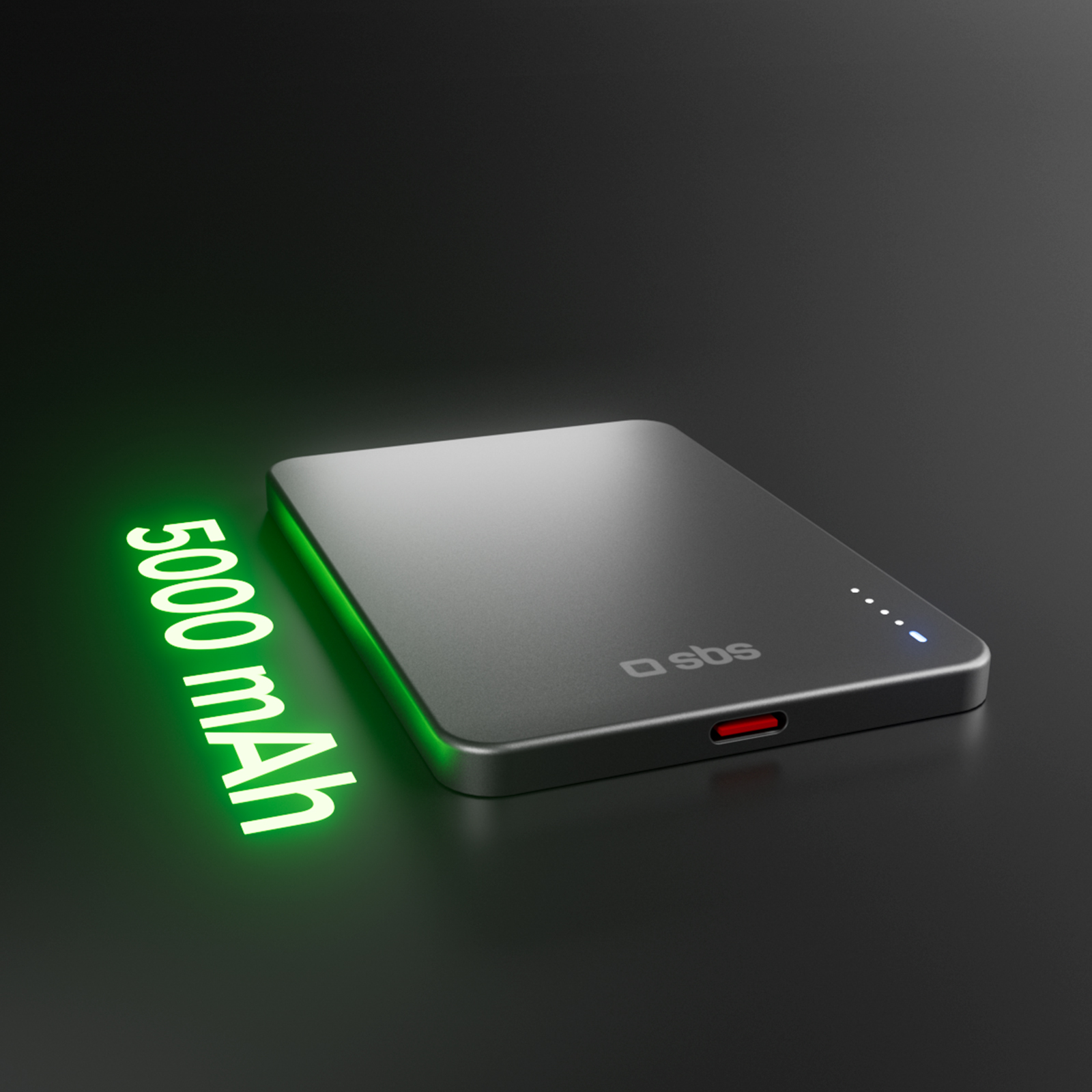 Un banco de energía gris con texto verde brillante de 5000 mAh sobre un fondo oscuro.