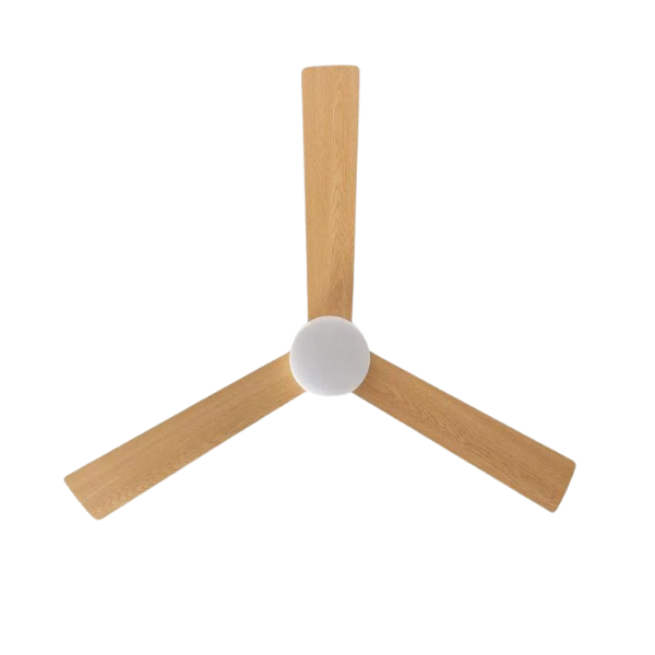 Un ventilatore da soffitto moderno con tre pale in legno marrone chiaro e un centro bianco rotondo su sfondo bianco.