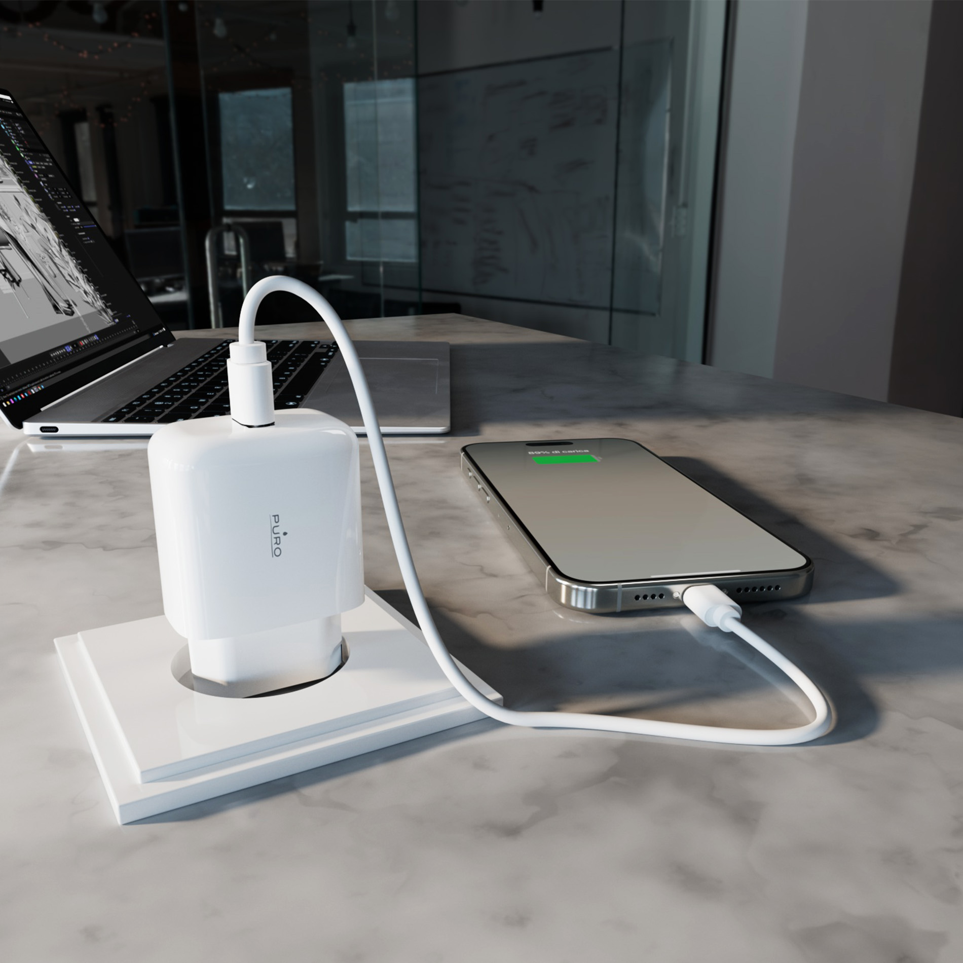 Un cargador USB-C blanco está enchufado en una base sobre una mesa de mármol, cargando un teléfono.