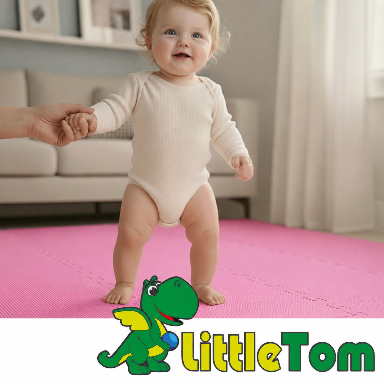 Ein Baby lernt auf einer rosa Matte das Gehen, gehalten von einer Hand, mit einem grünen Drachenlogo unten.
