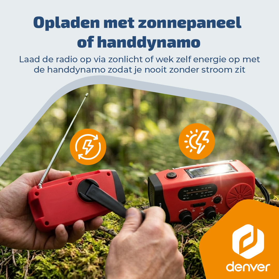 Ein rotes Notfallradio mit Kurbel und Solarpanel im Wald, aufgeladen durch Handkraft oder Sonne.