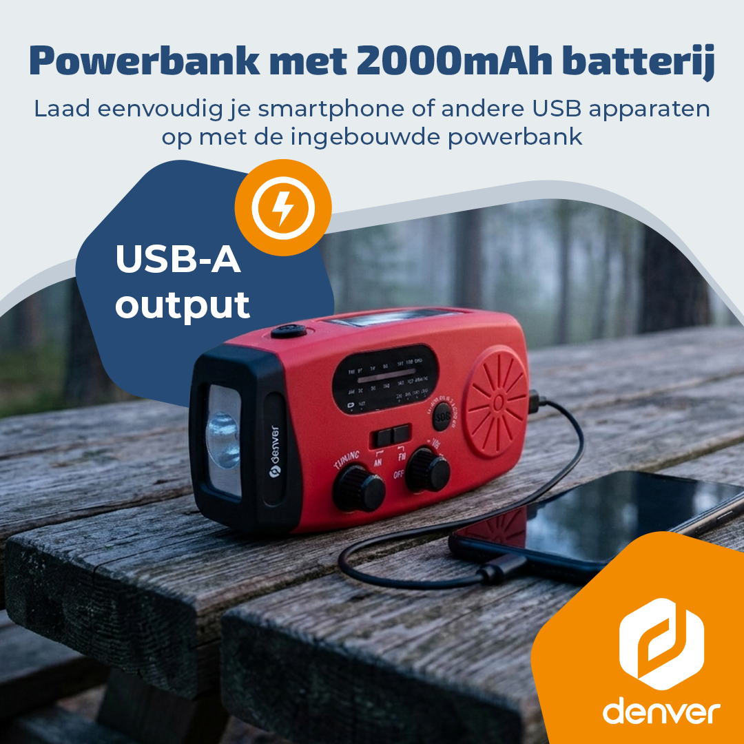 Rotes Notfallradio mit eingebauter Powerbank lädt ein Smartphone auf einem Holz-Tisch. Text auf Niederländisch.