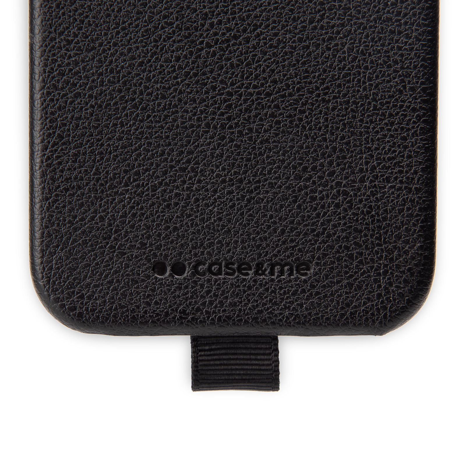 Primer plano de una funda de móvil de cuero negro texturizado con lengüeta y logotipo grabado en fondo blanco.