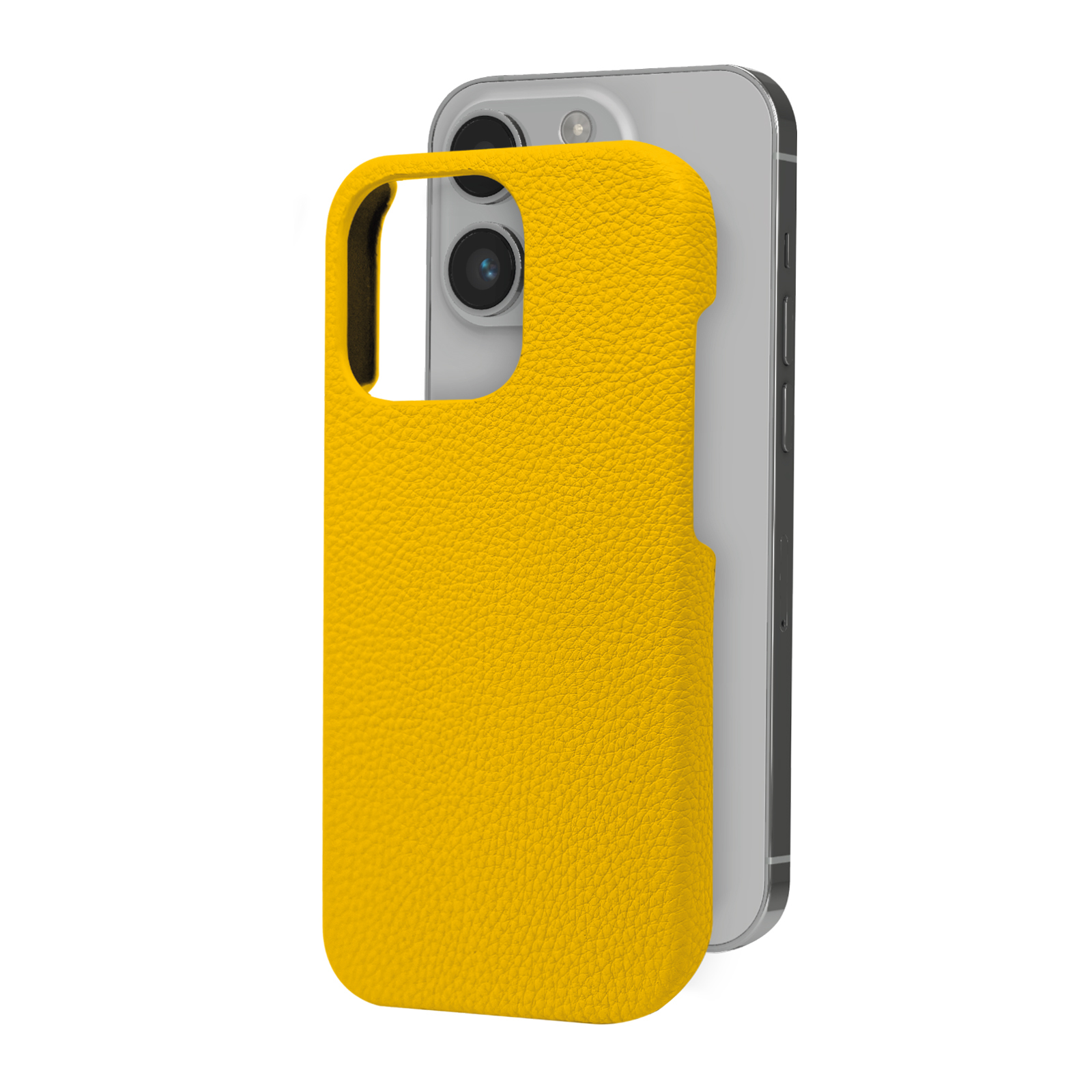Un smartphone plateado se encuentra frente a una funda de cuero amarillo vibrante texturizada sobre fondo blanco.