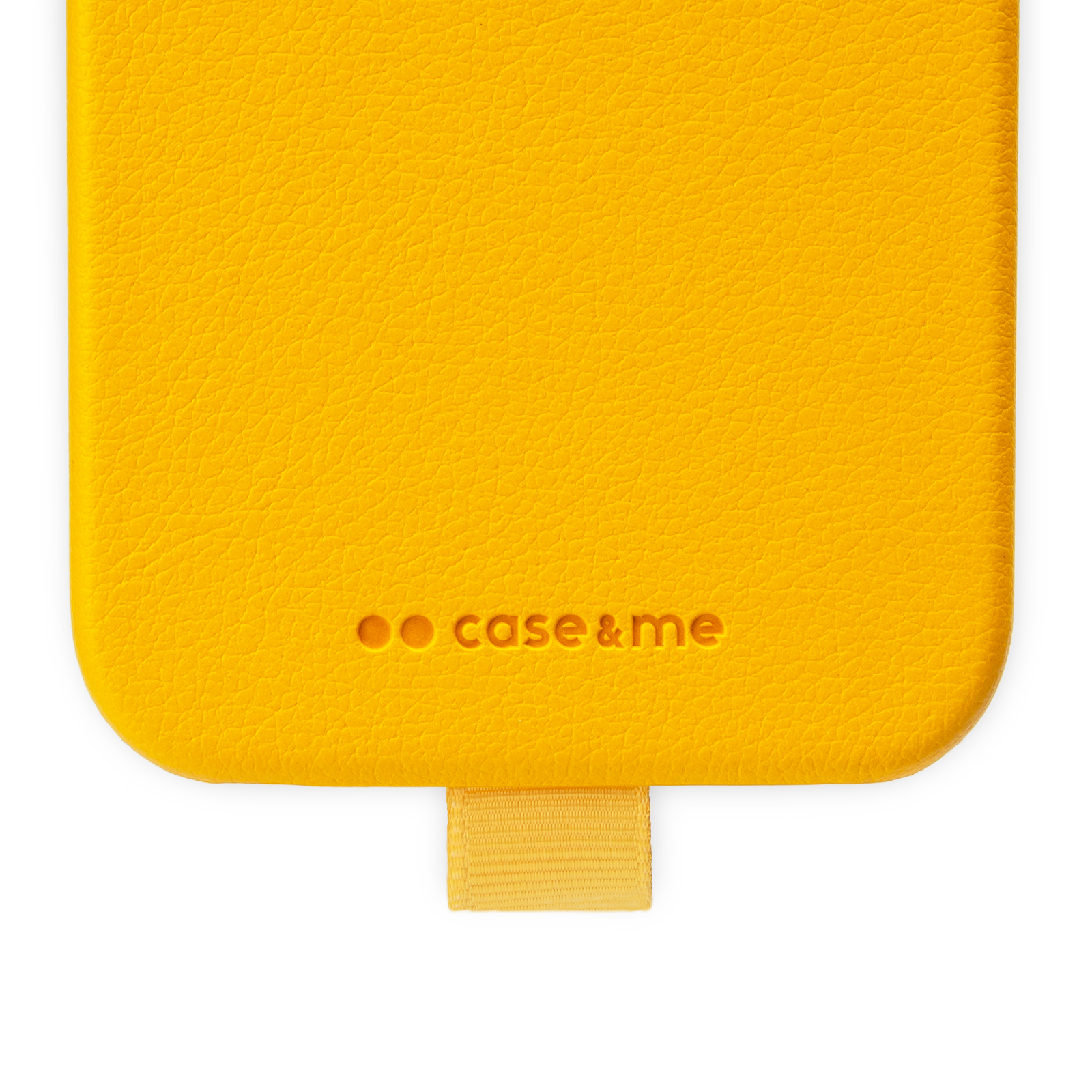 Funda de móvil de cuero texturizado amarillo brillante con logotipo grabado y lengüeta de tela.