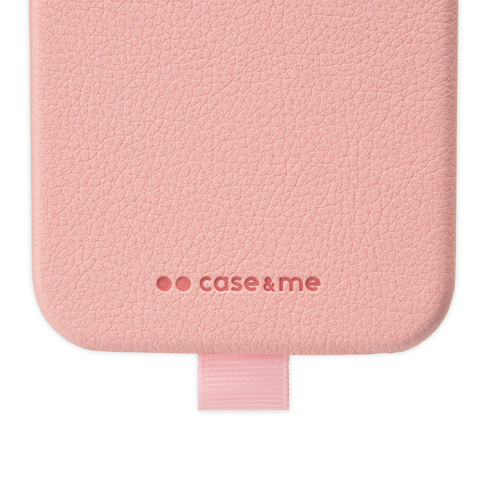 Funda de piel sintética rosa con el logotipo "case & me" grabado y una pequeña lengüeta.