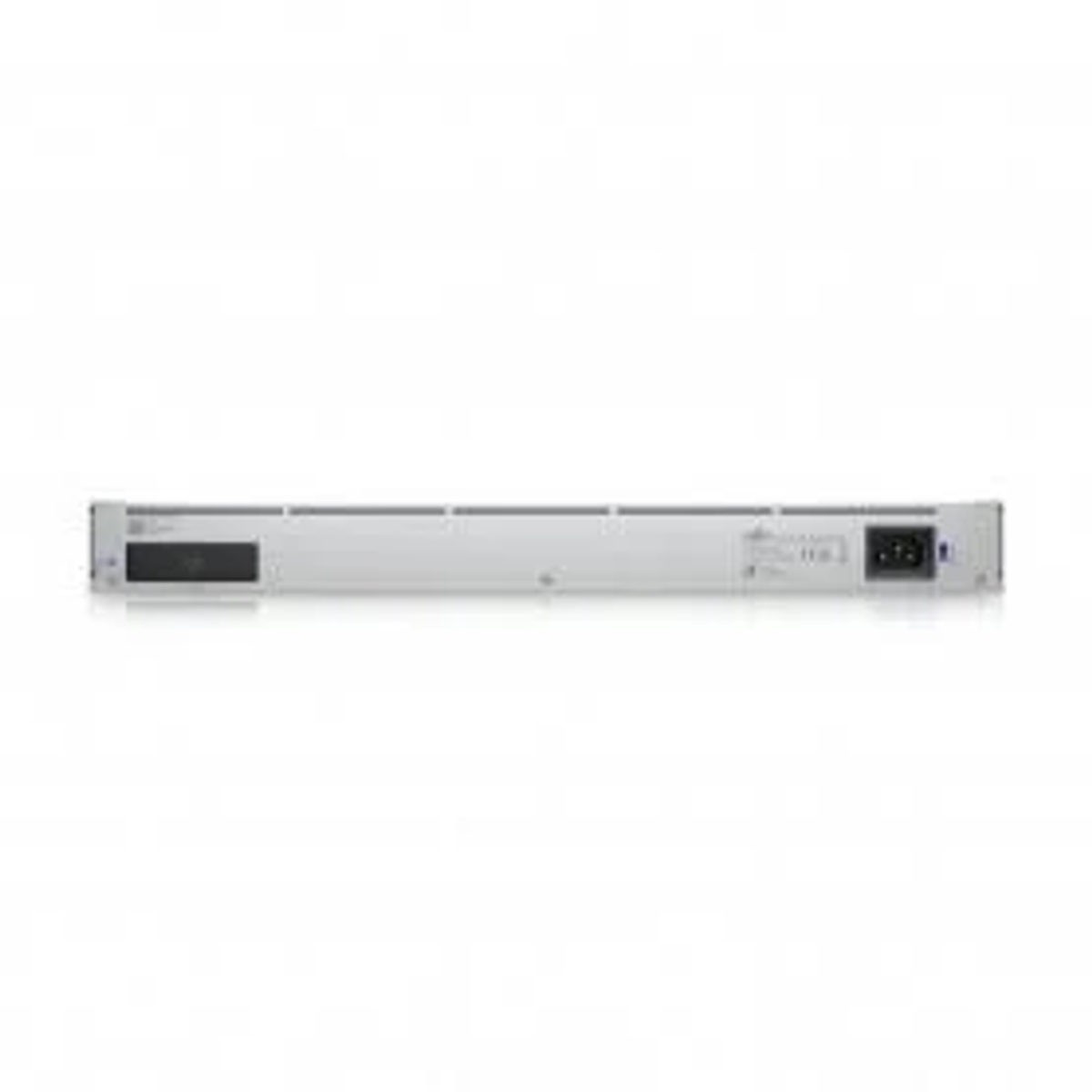 Il pannello posteriore di uno switch di rete argento, con fessure di ventilazione e ingresso di alimentazione.