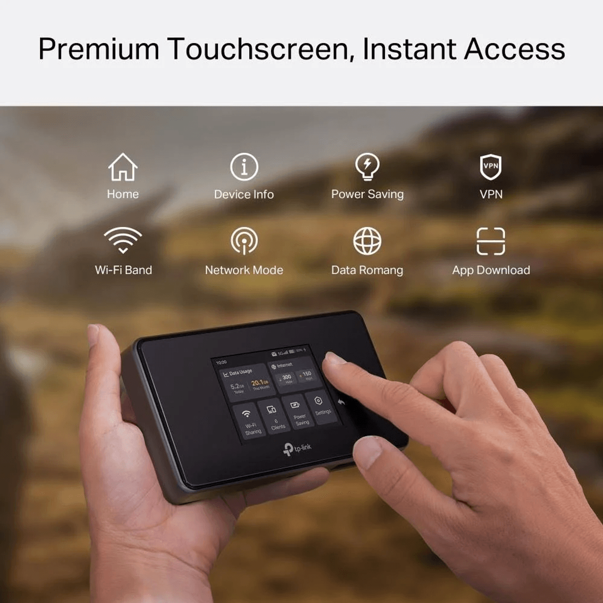 Un usuario usa la pantalla táctil de un dispositivo TP-Link con iconos de funciones como VPN y Wi-Fi.