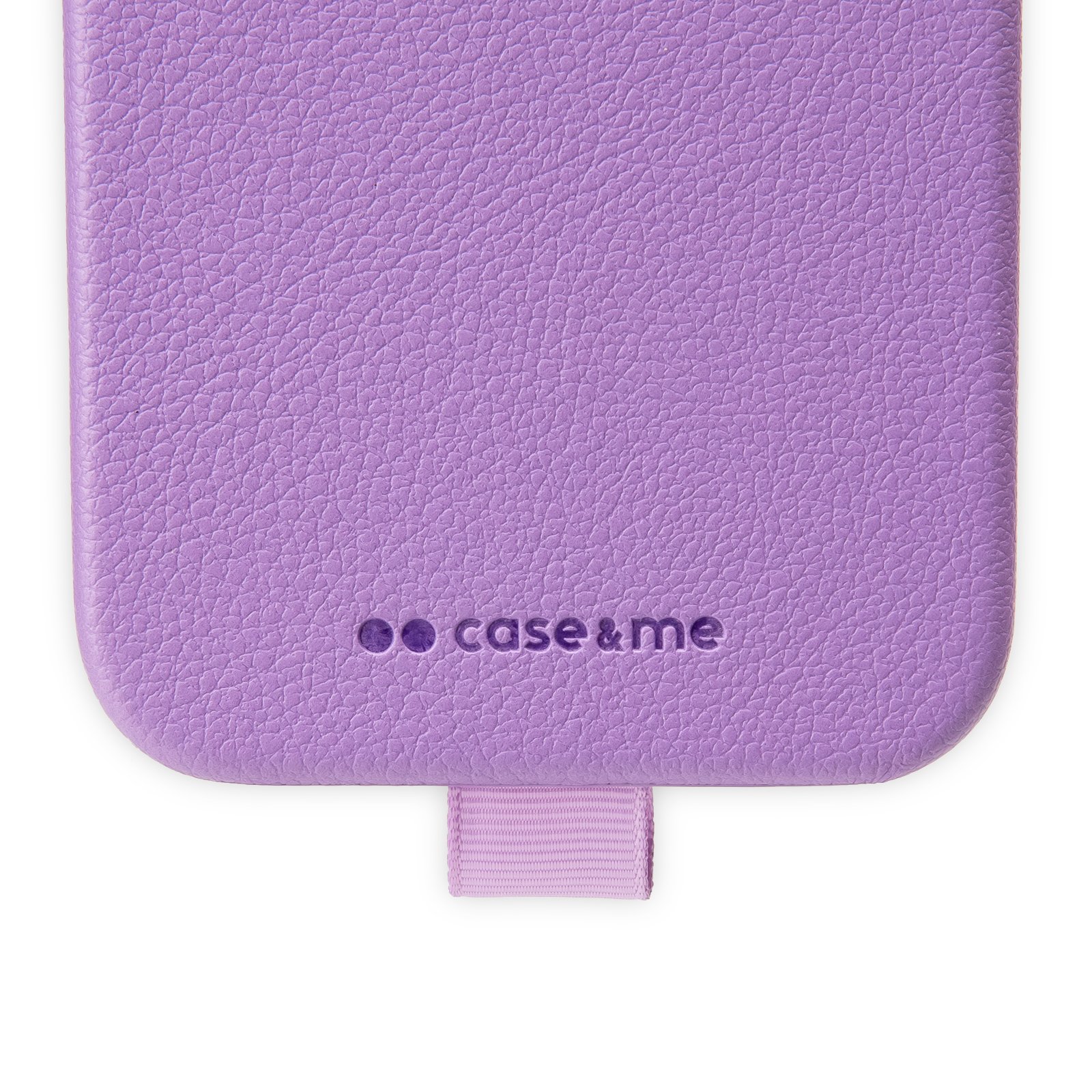 Custodia viola per cellulare con superficie testurizzata, logo case&me e una piccola linguetta in basso.