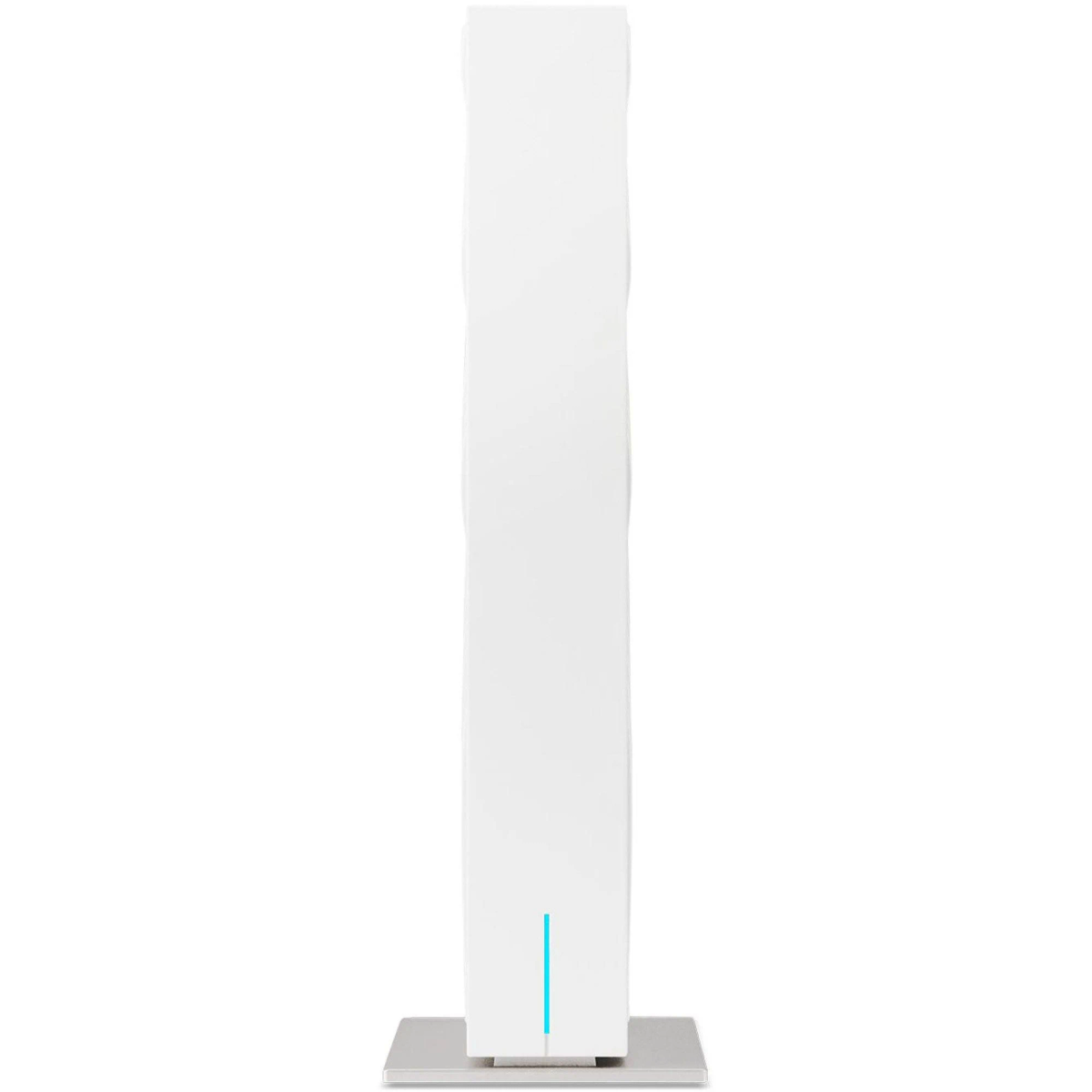 Une fine enceinte colonne blanche avec une base argentée et une petite LED bleue en bas, sur fond blanc.