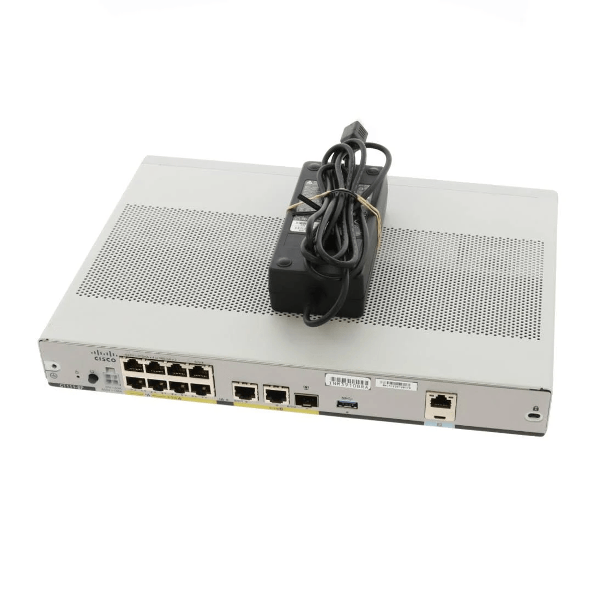 Ein silberner Cisco-Netzwerkrouter mit einem schwarzen Netzteil und aufgerollten Kabeln darauf, auf weißem Hintergrund.
