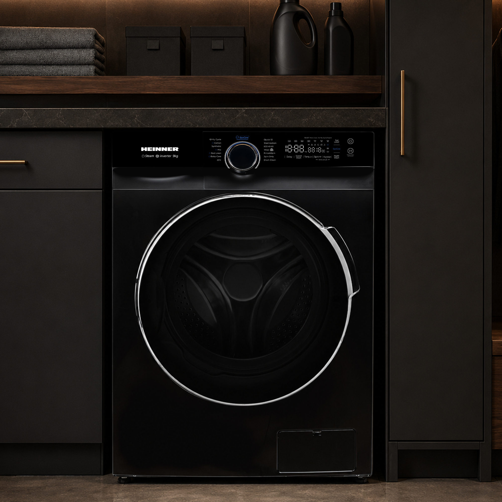 Lave-linge noir Heinner dans une buanderie sombre et moderne avec étagères et serviettes.