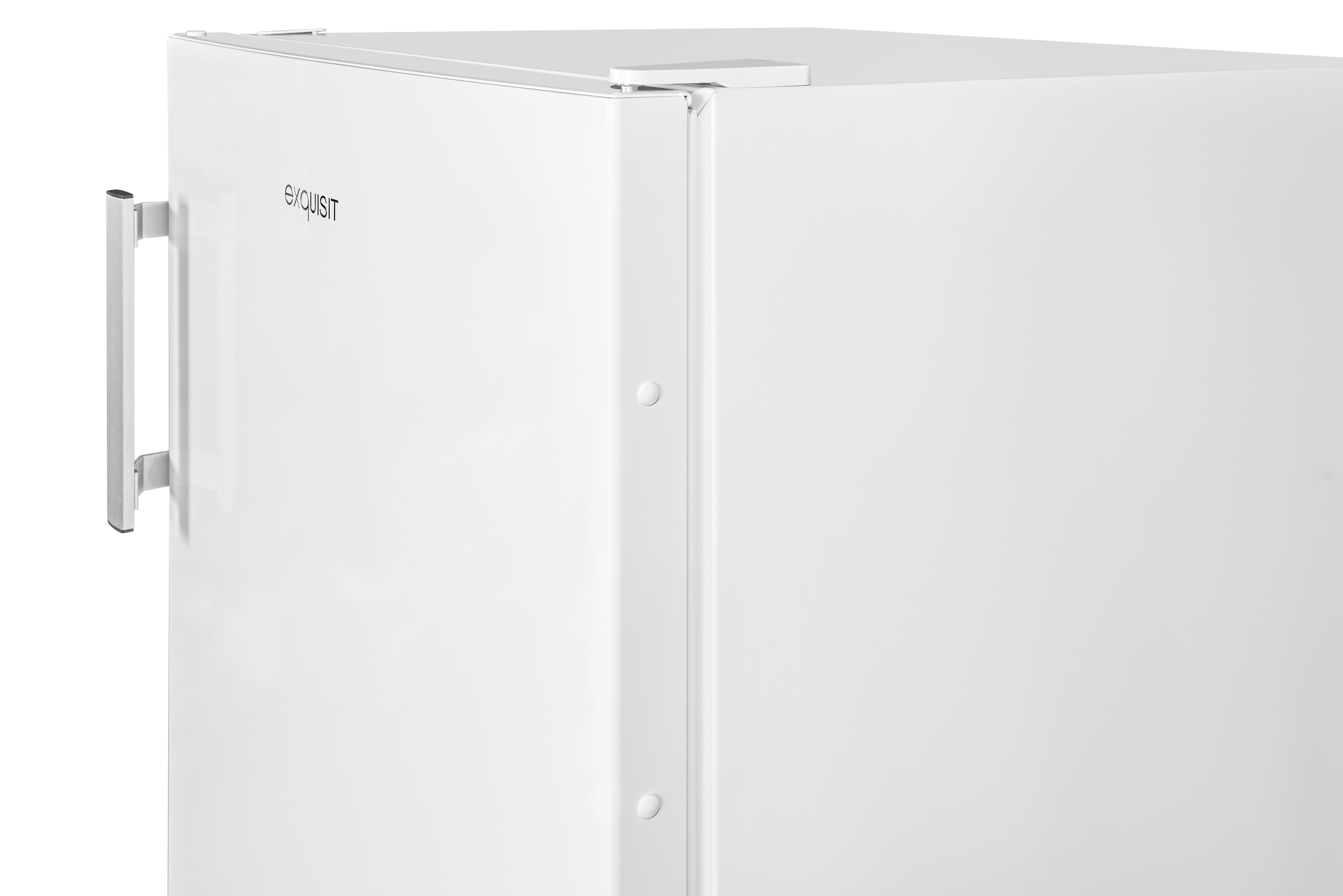 Primer plano de un refrigerador Exquisit blanco con tirador metálico sobre fondo claro.