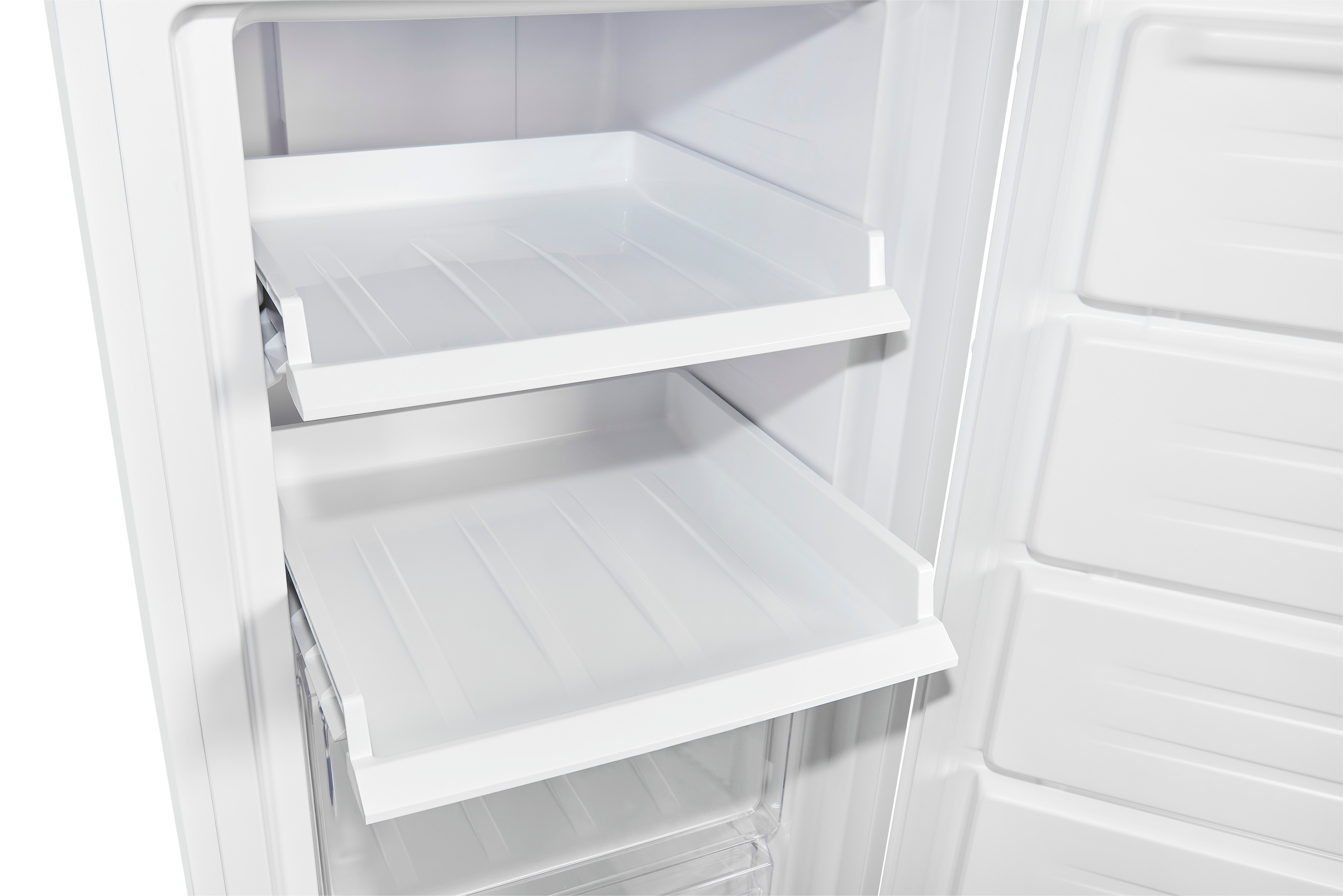 Interior de un congelador blanco abierto con dos cajones extraíbles vacíos y compartimentos en la puerta.
