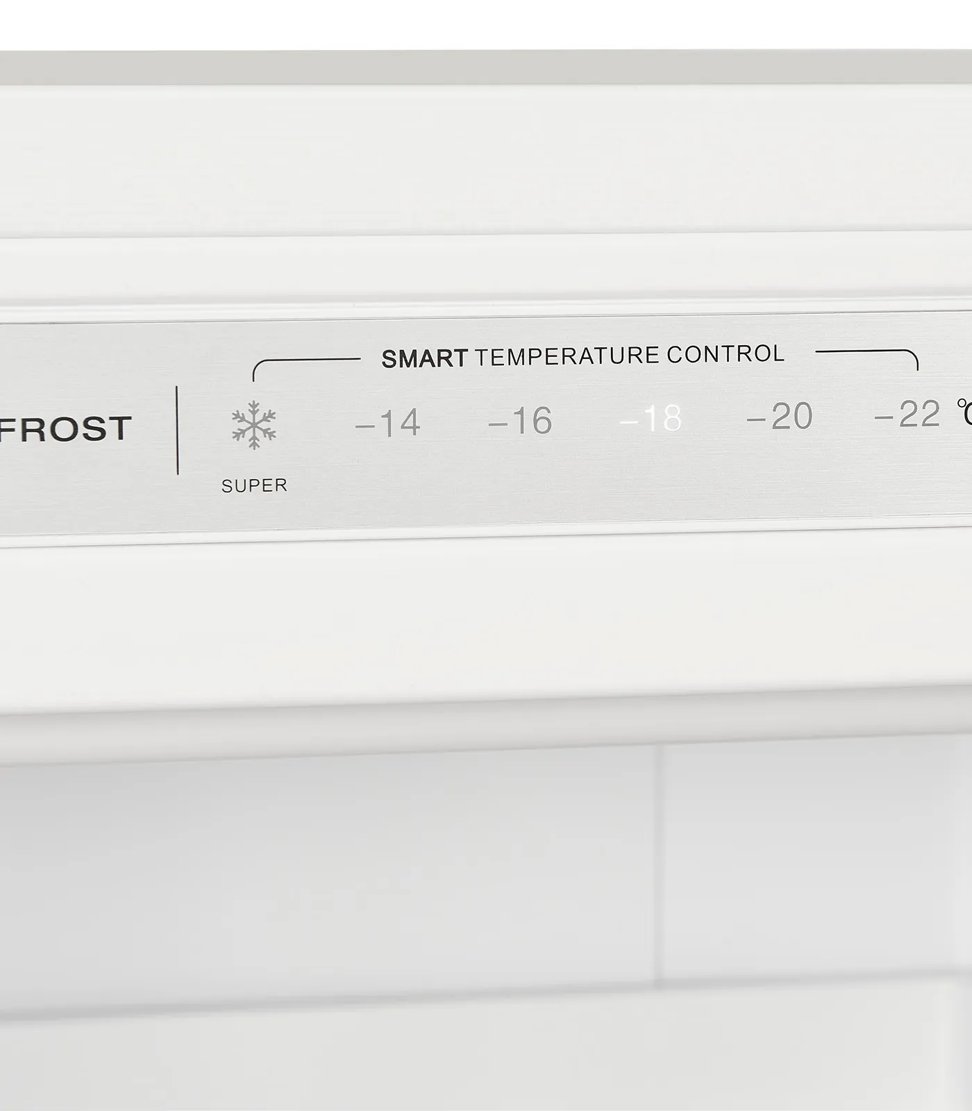 Primer plano de un panel de control blanco con SMART TEMPERATURE CONTROL, ajustes de temperatura e icono de copo de nieve.