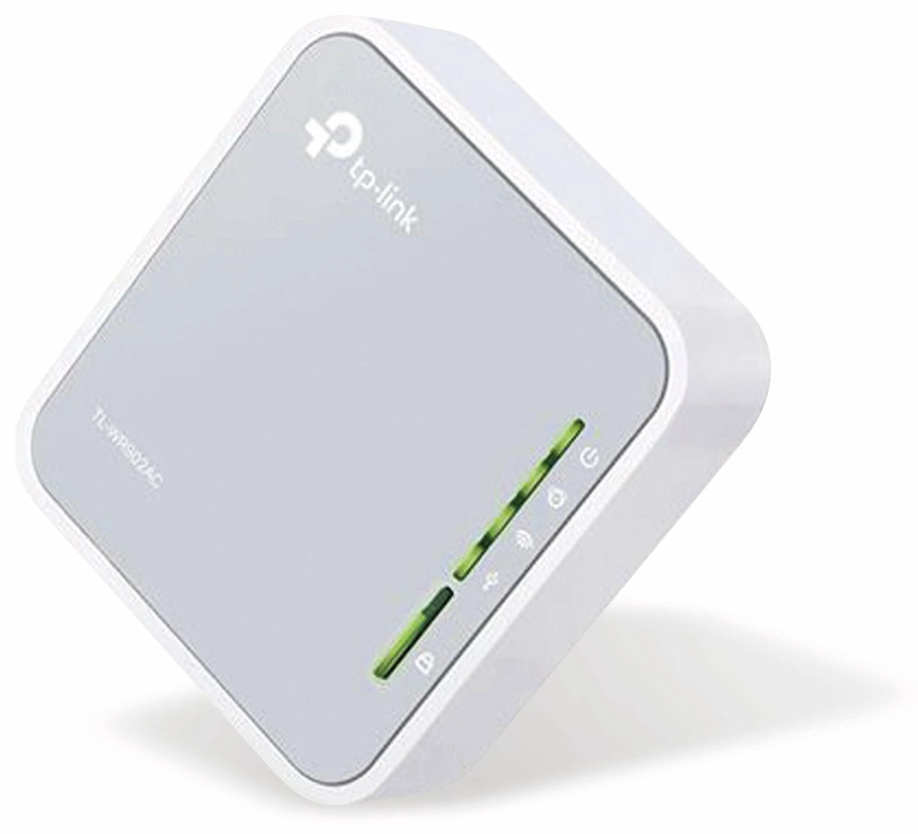 Un router wireless TP-Link bianco si trova su una superficie bianca con spie LED verdi.