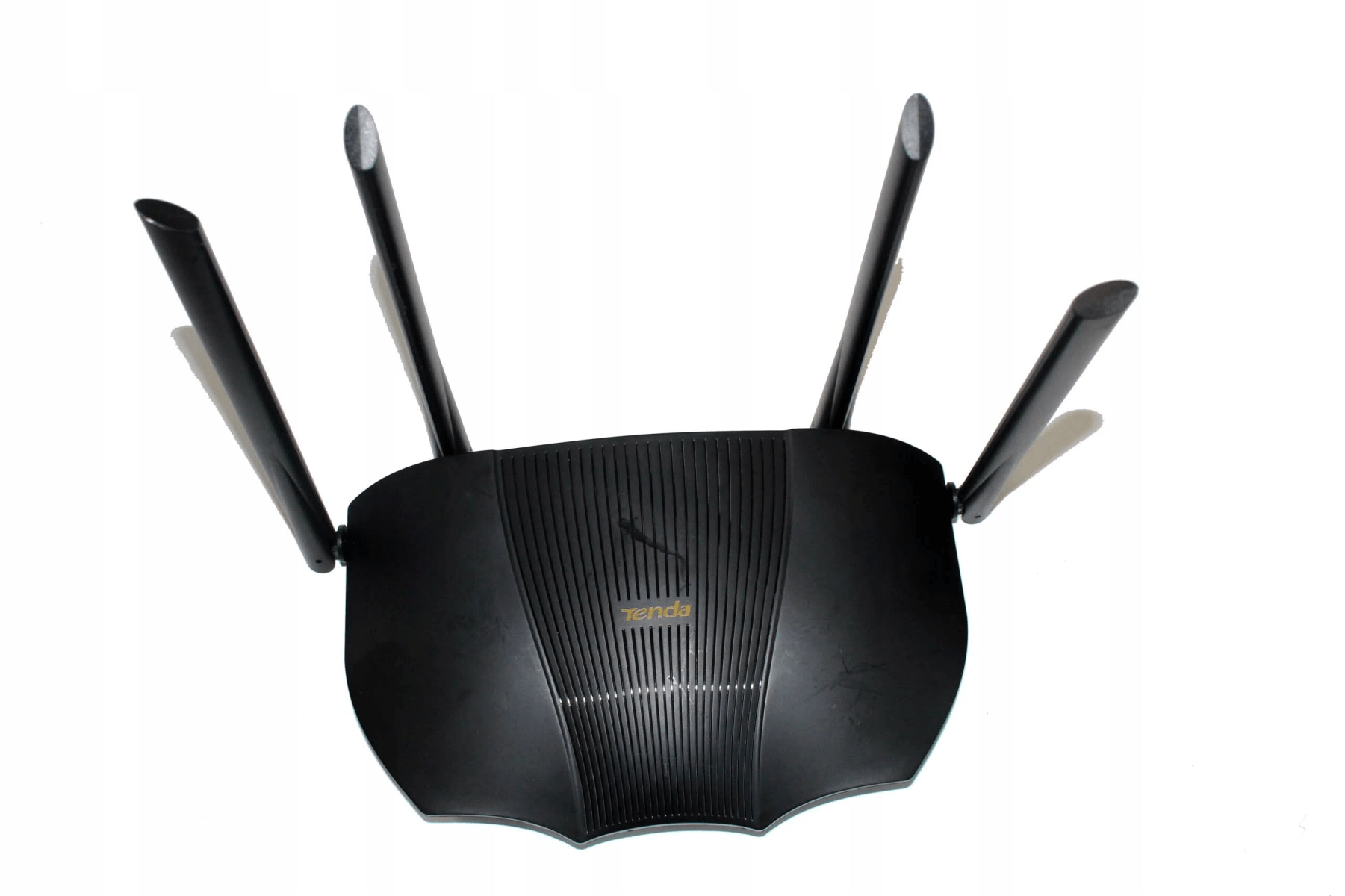 Un router Wi-Fi Tenda nero con quattro grandi antenne esterne su sfondo bianco.