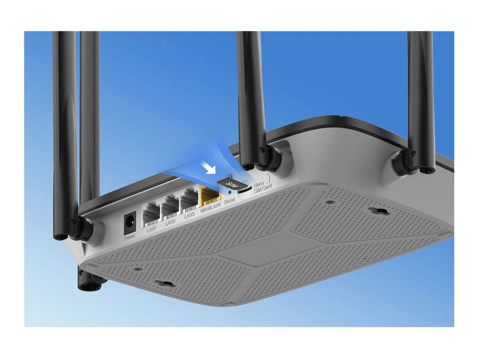 Vista dal basso di un router che mostra uno slot per scheda SIM, porte e antenne su sfondo blu.