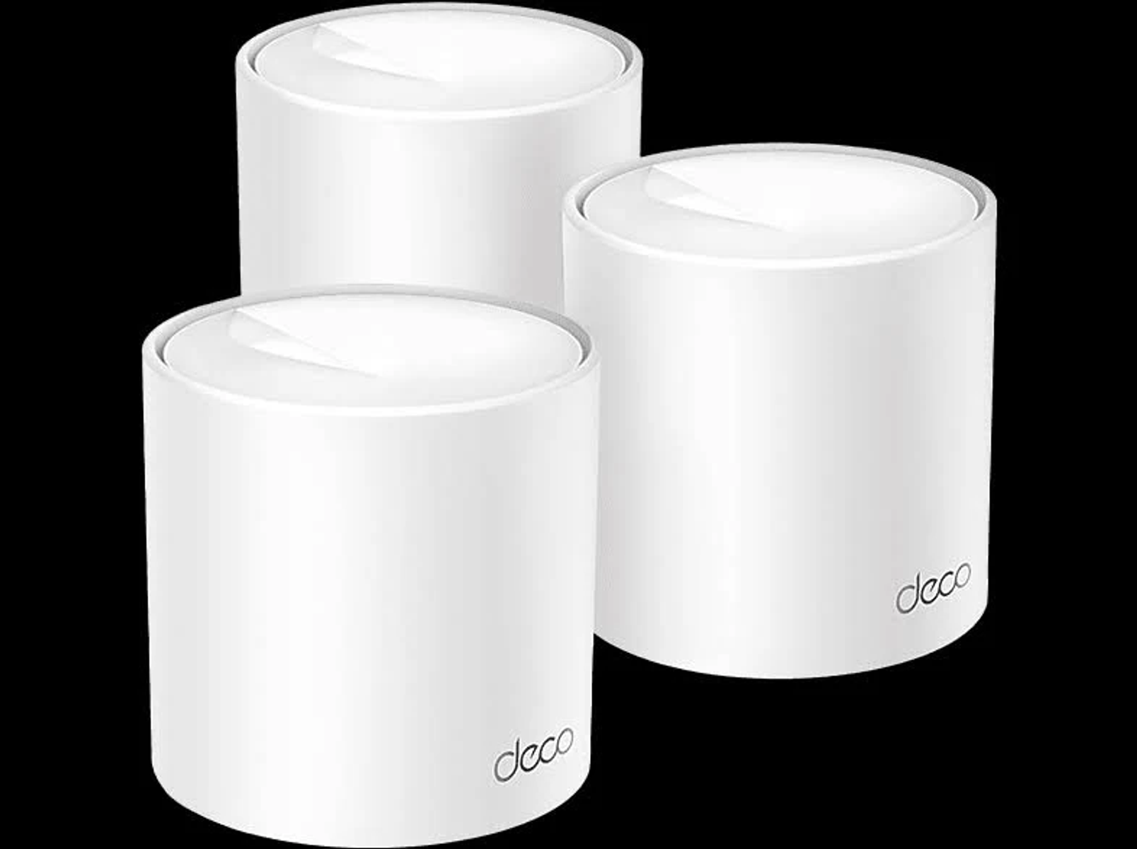 Tre router Wi-Fi Deco cilindrici bianchi su sfondo nero.