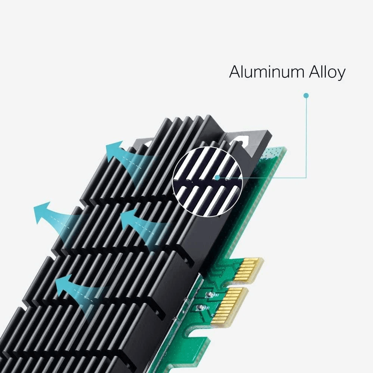 Czarny radiator ze stopu aluminium zamontowany na zielonej płytce drukowanej z żebrami chłodzącymi.