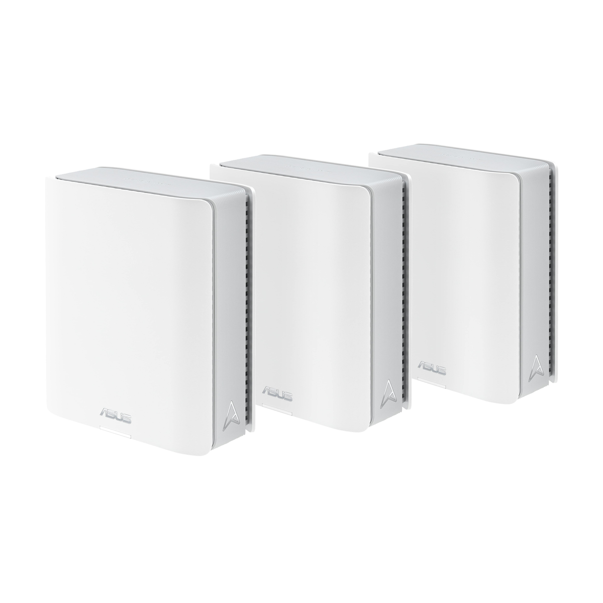 Tre router Wi-Fi mesh Asus bianchi su sfondo bianco.