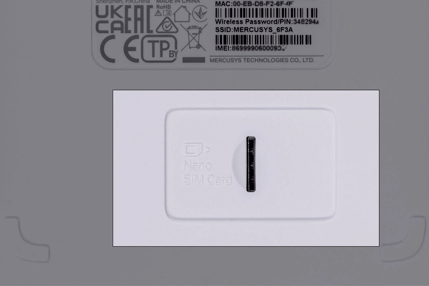Primo piano di un dispositivo con uno slot per scheda nano SIM e un'etichetta con dettagli tecnici.