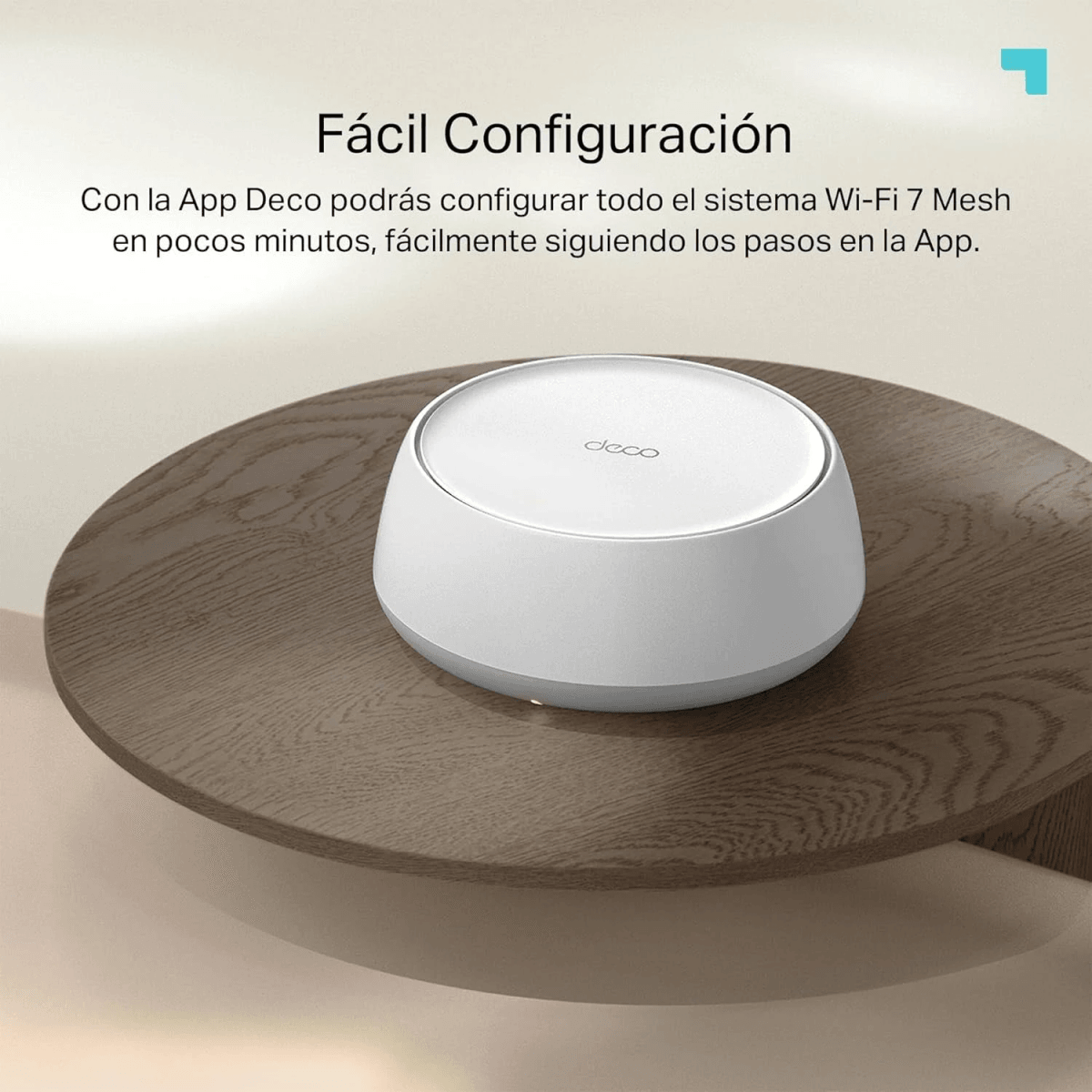 Ein weißer runder Deco WLAN-Router steht auf einem Holzregal vor einer schlichten Wand.