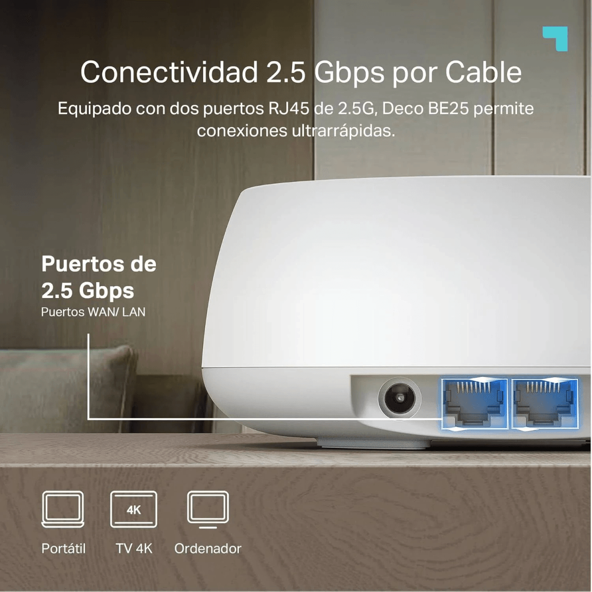 Weißer TP-Link Router mit zwei hervorgehobenen 2,5-Gbit/s-RJ45-Anschlüssen auf einem Holztisch.