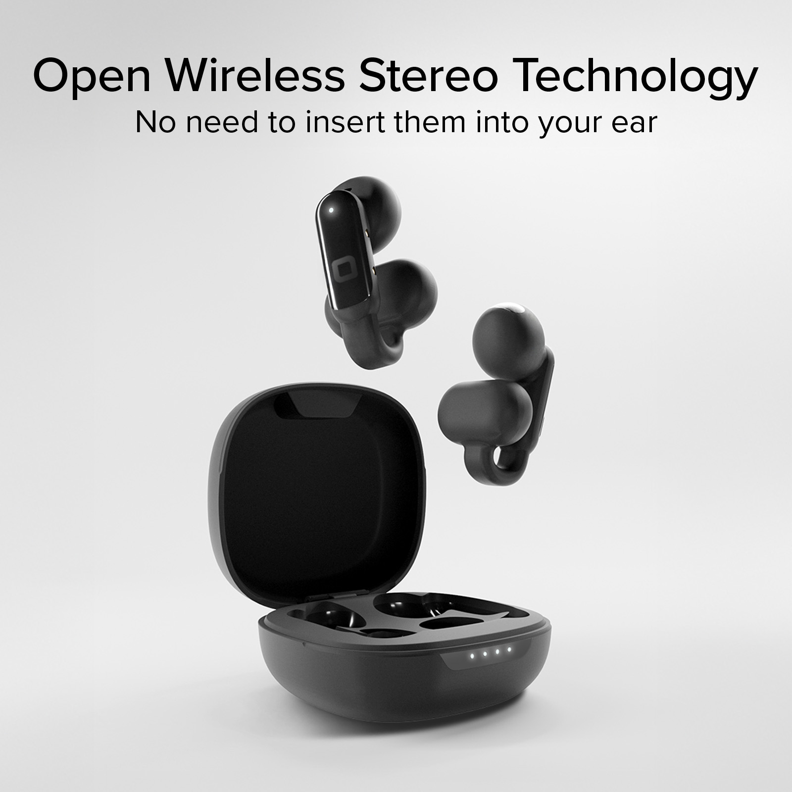 Auricolari wireless neri fluttuano sopra la custodia di ricarica aperta su sfondo chiaro.