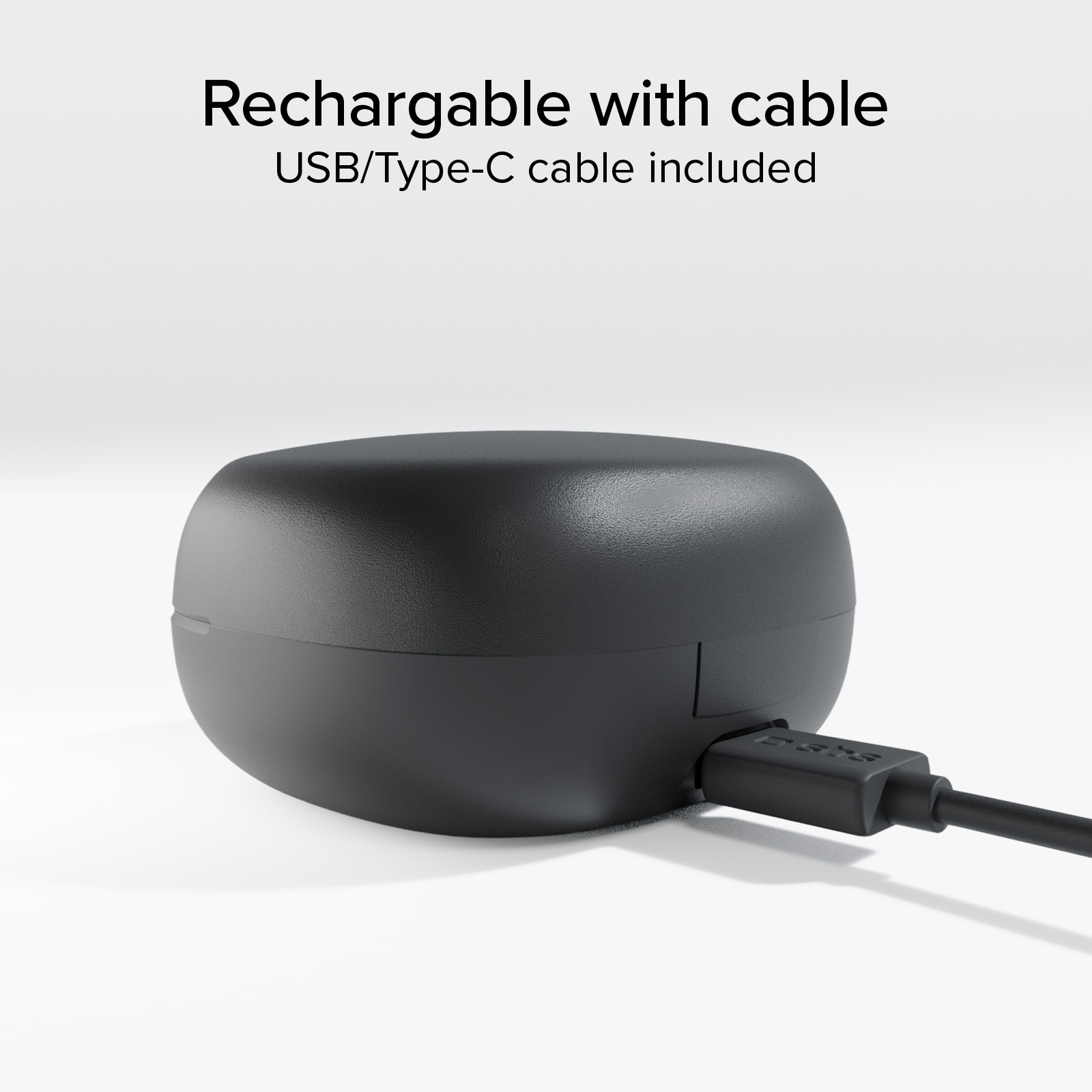 Una custodia di ricarica nera collegata a un cavo USB-C su sfondo bianco, con testo.