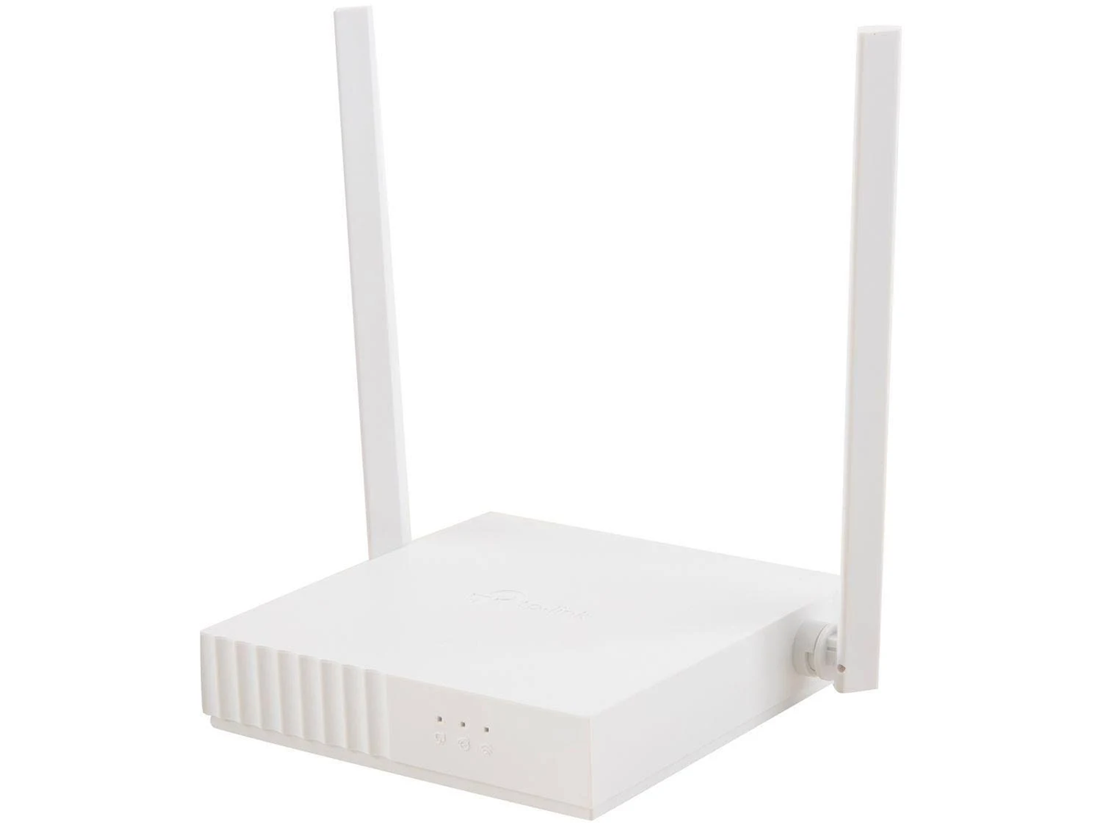 Ein weißer WLAN-Router mit zwei aufrechten Antennen steht auf einer weißen Oberfläche vor hellem Hintergrund.